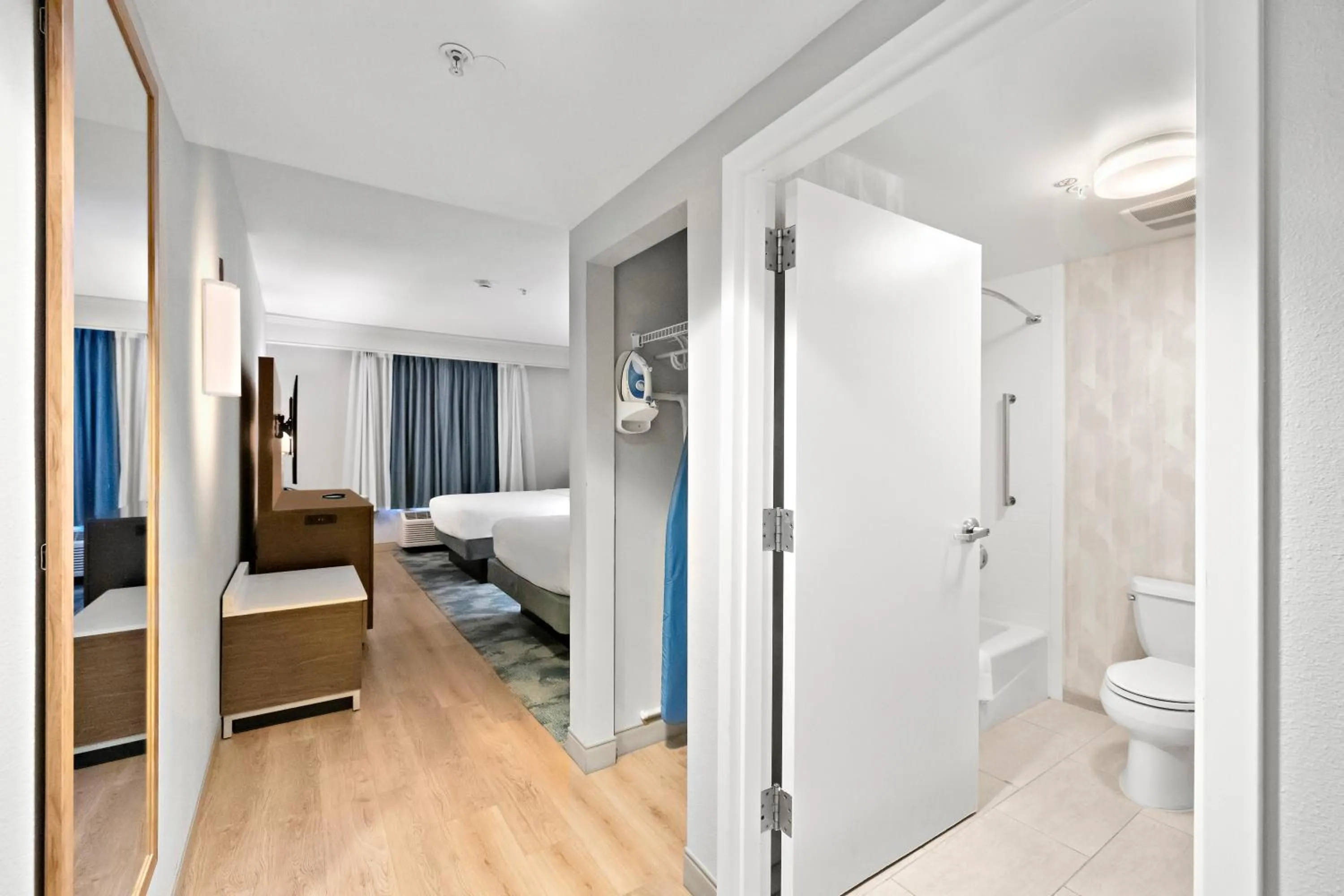 Bathroom, Bed in Hampton Inn & Suites Lancaster