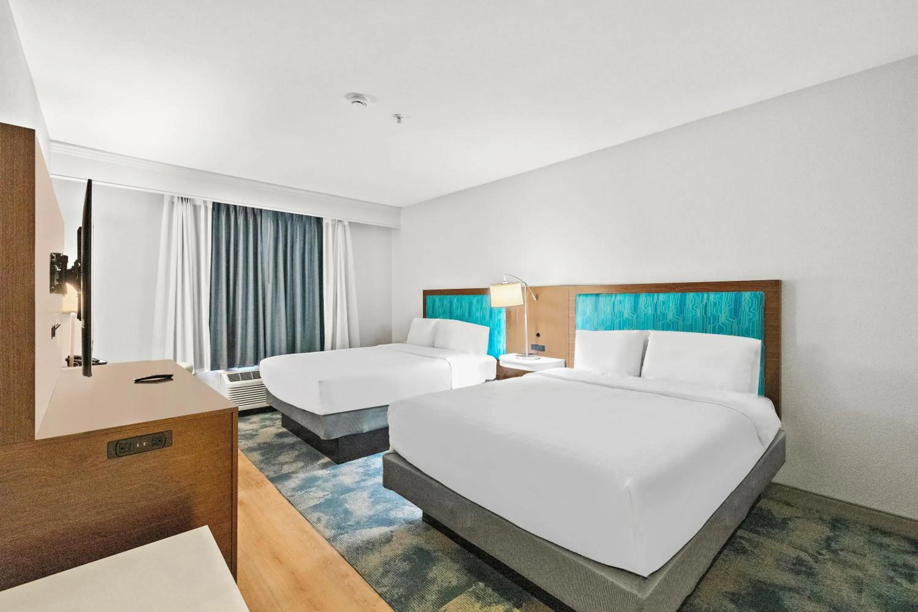 Bedroom, Bed in Hampton Inn & Suites Lancaster