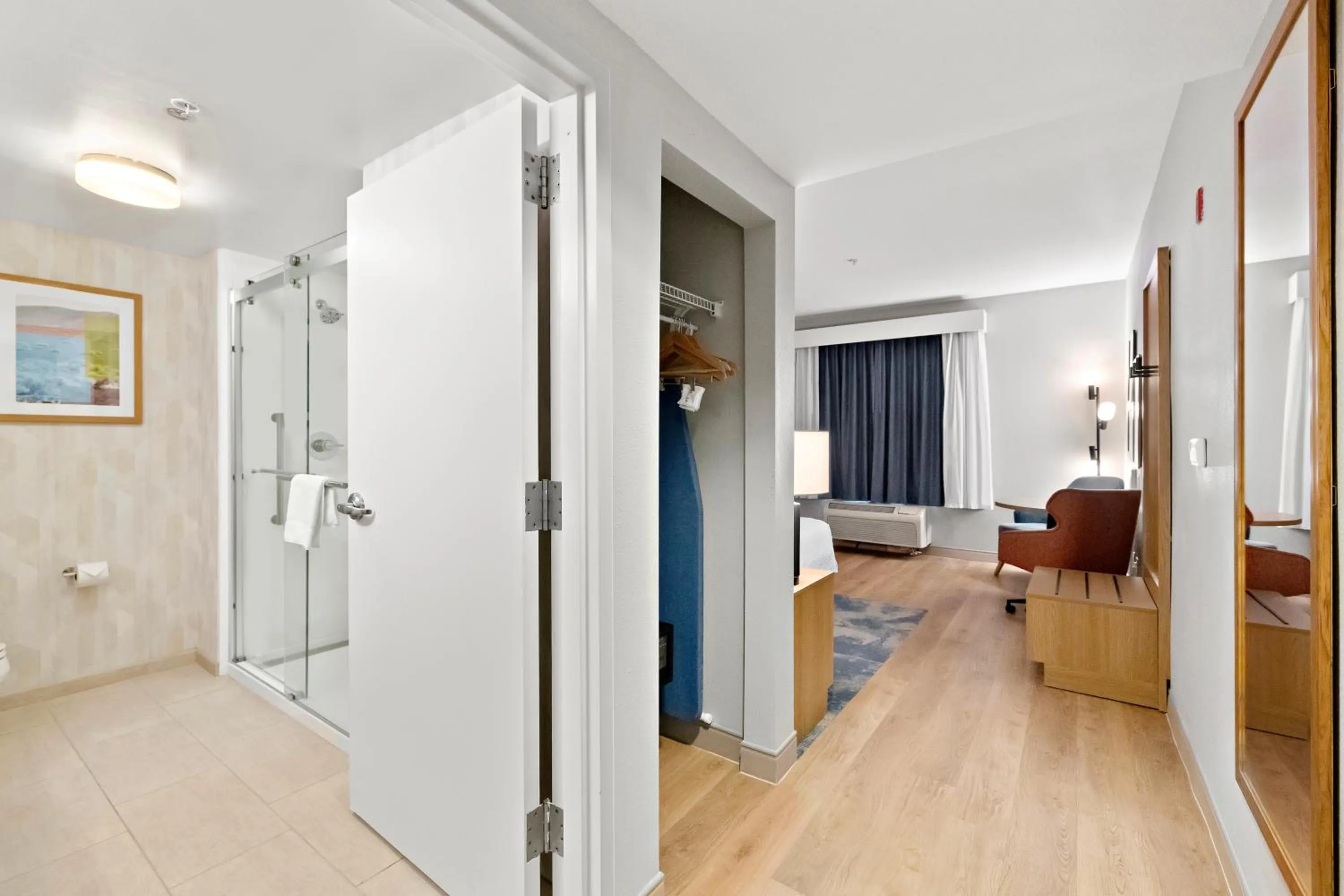 Bathroom, Bed in Hampton Inn & Suites Lancaster