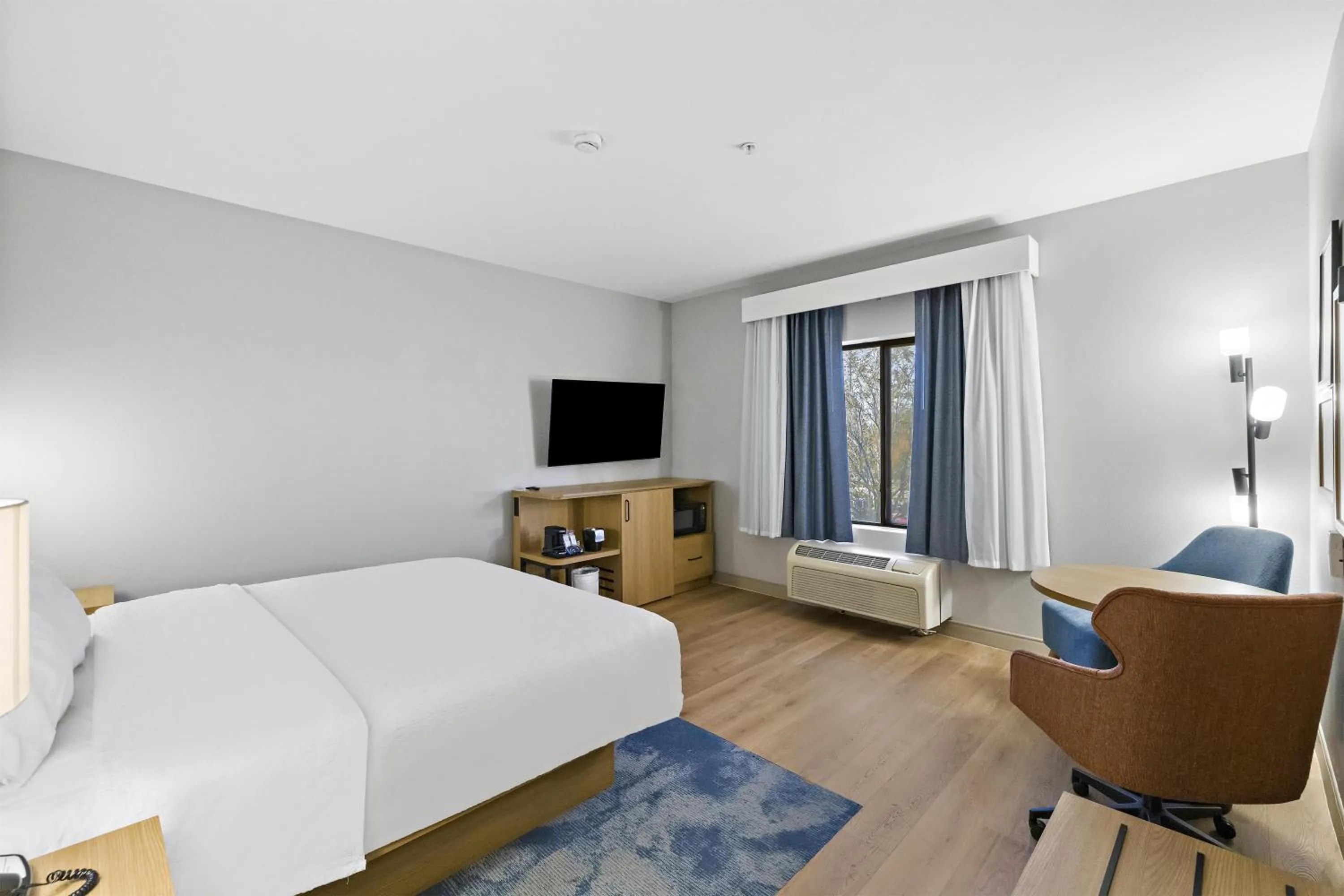 Bed in Hampton Inn & Suites Lancaster