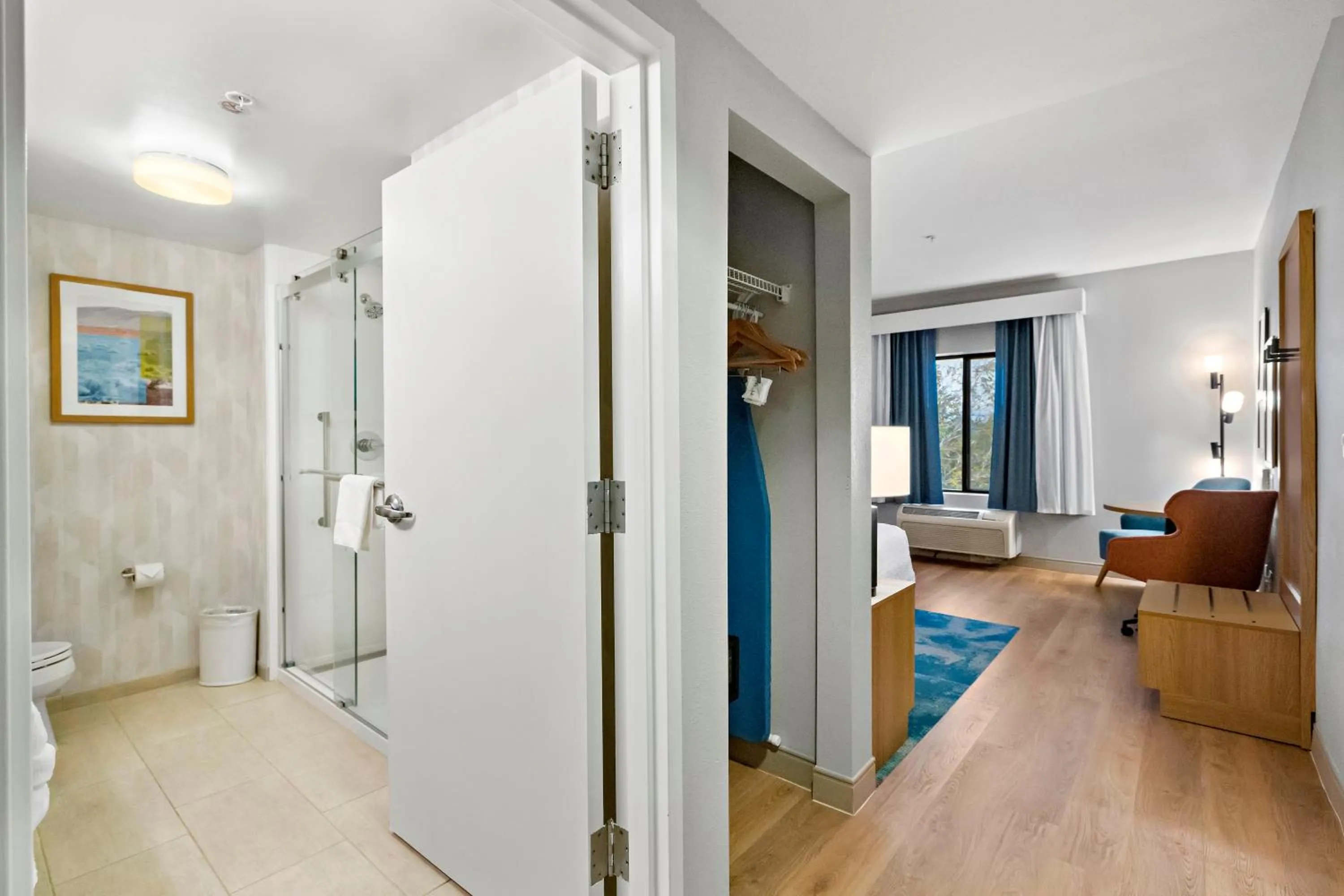 Bedroom, Bed in Hampton Inn & Suites Lancaster