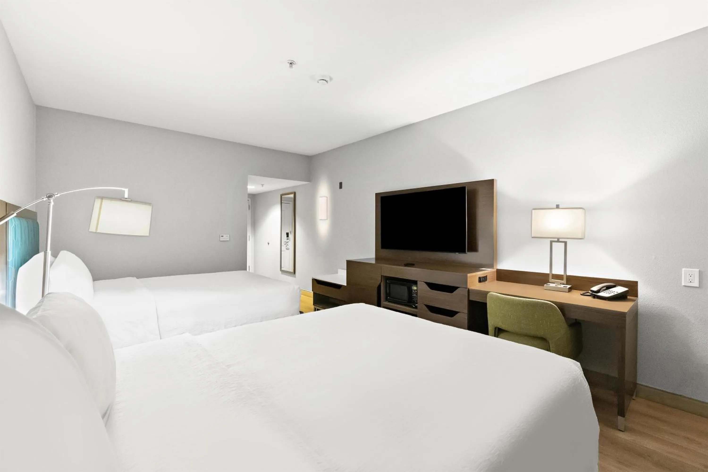 Bed in Hampton Inn & Suites Lancaster