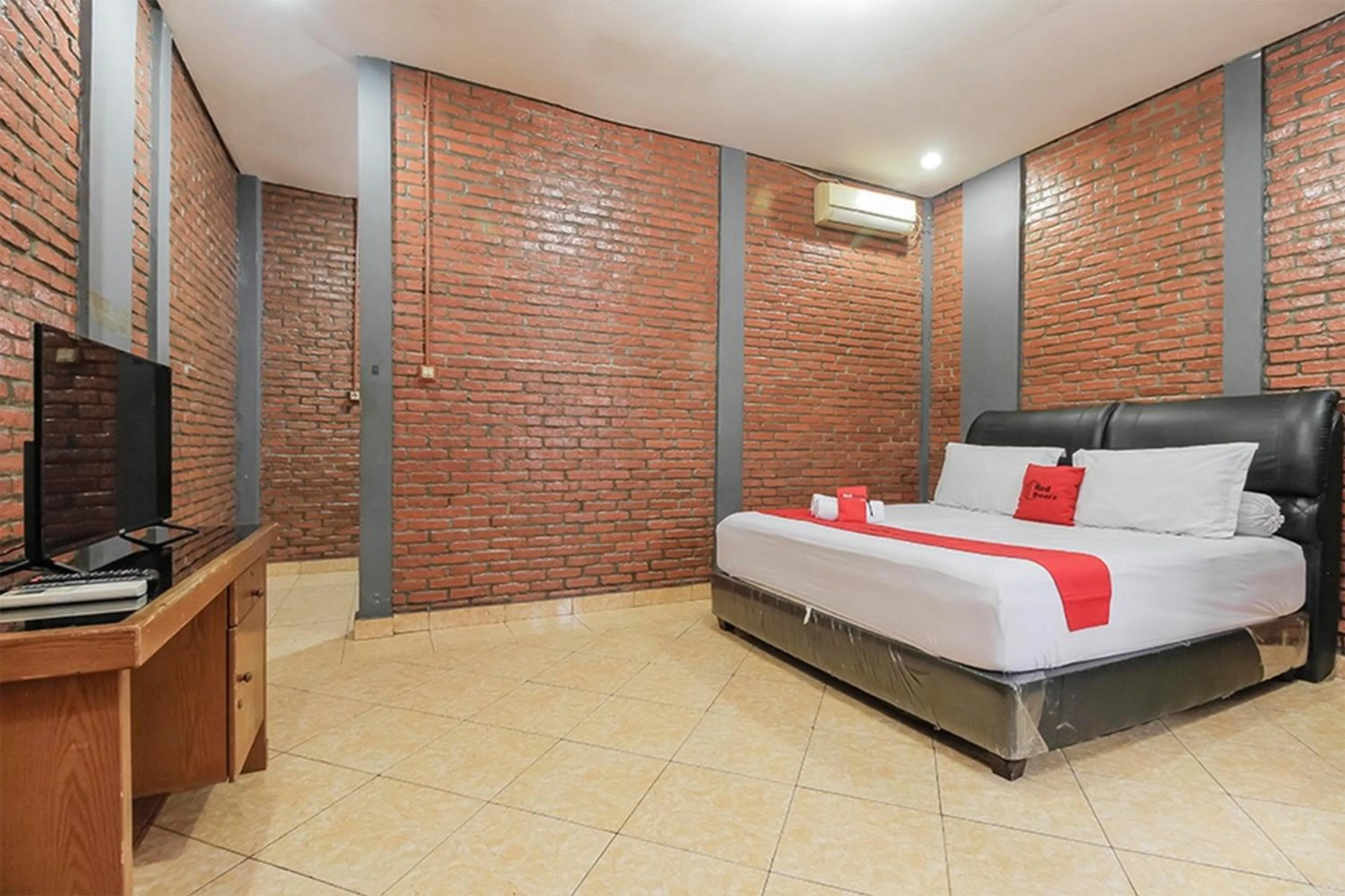 Bedroom, Bed in RedDoorz Plus At Ampera Raya