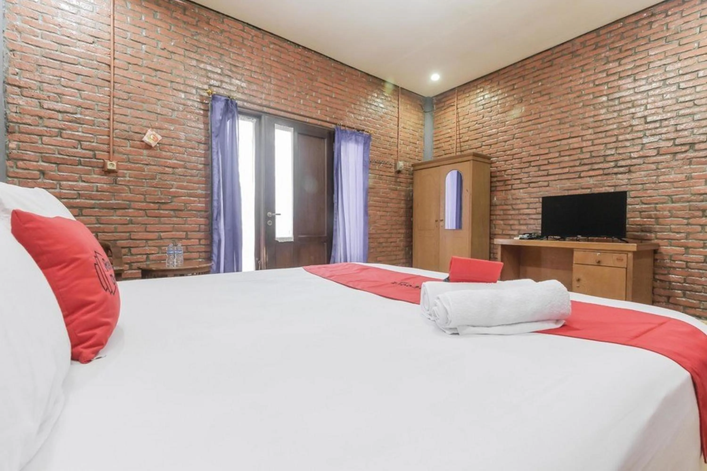 Bedroom, Bed in RedDoorz Plus At Ampera Raya