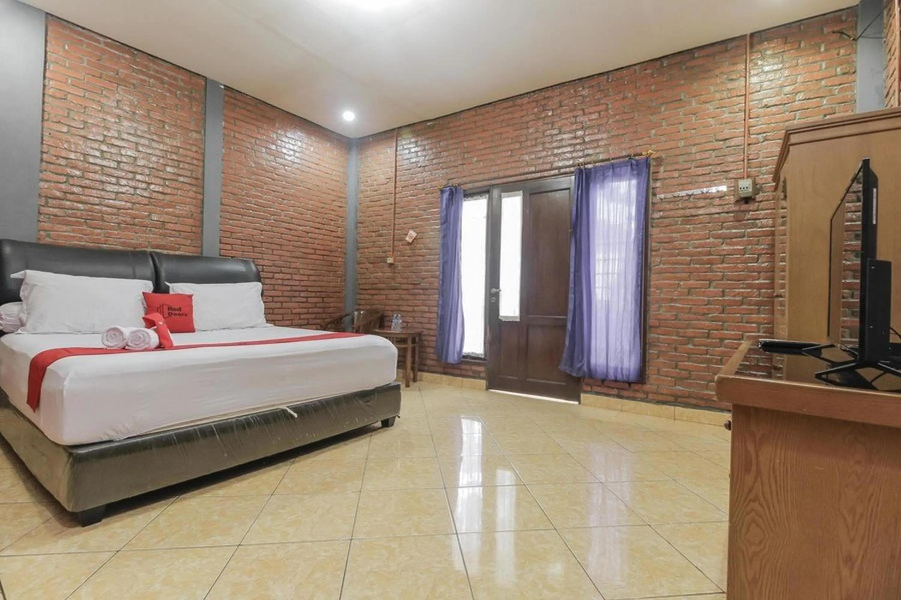 Bedroom, Bed in RedDoorz Plus At Ampera Raya