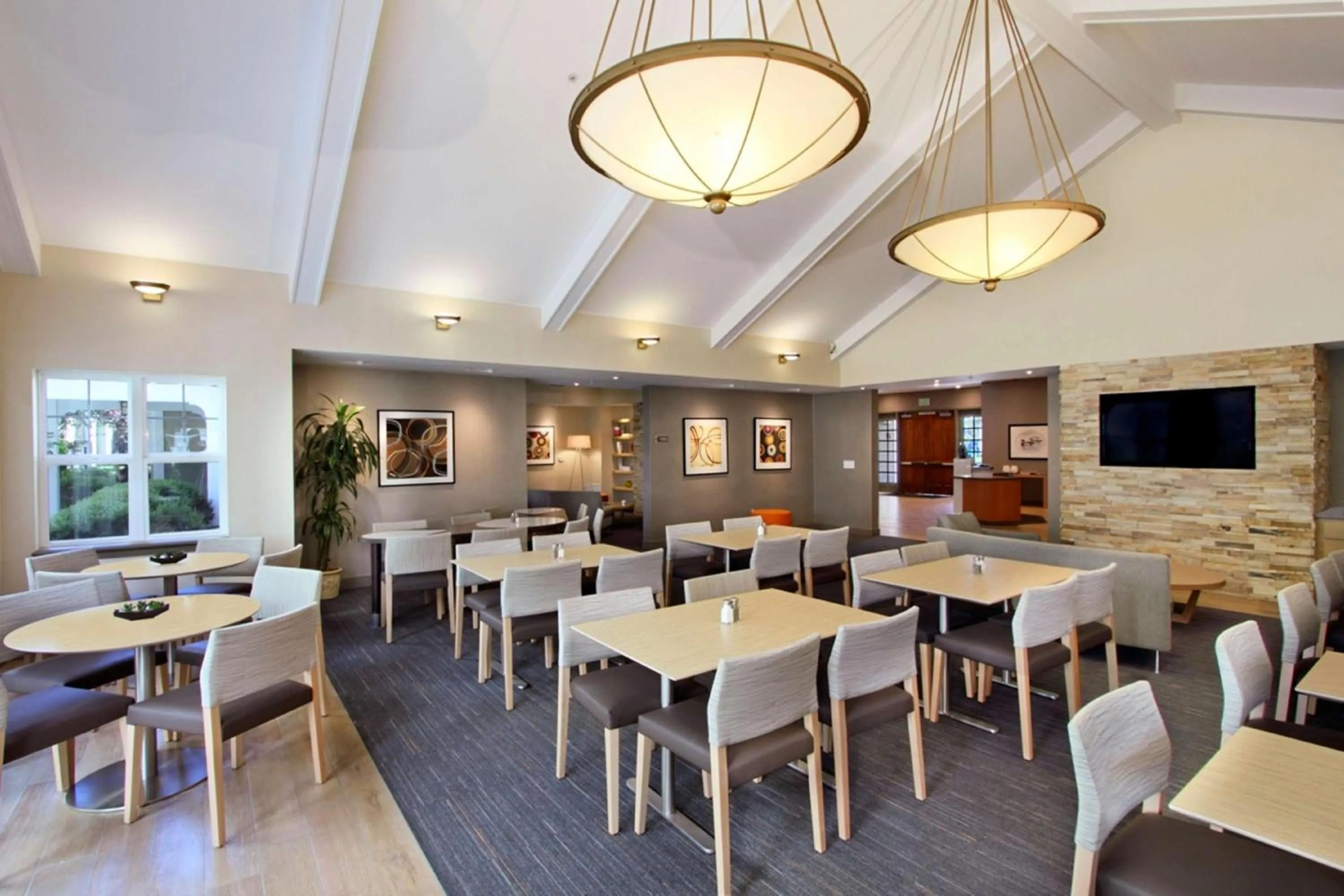 Dining area in Homewood Suites by Hilton Newark Fremont
