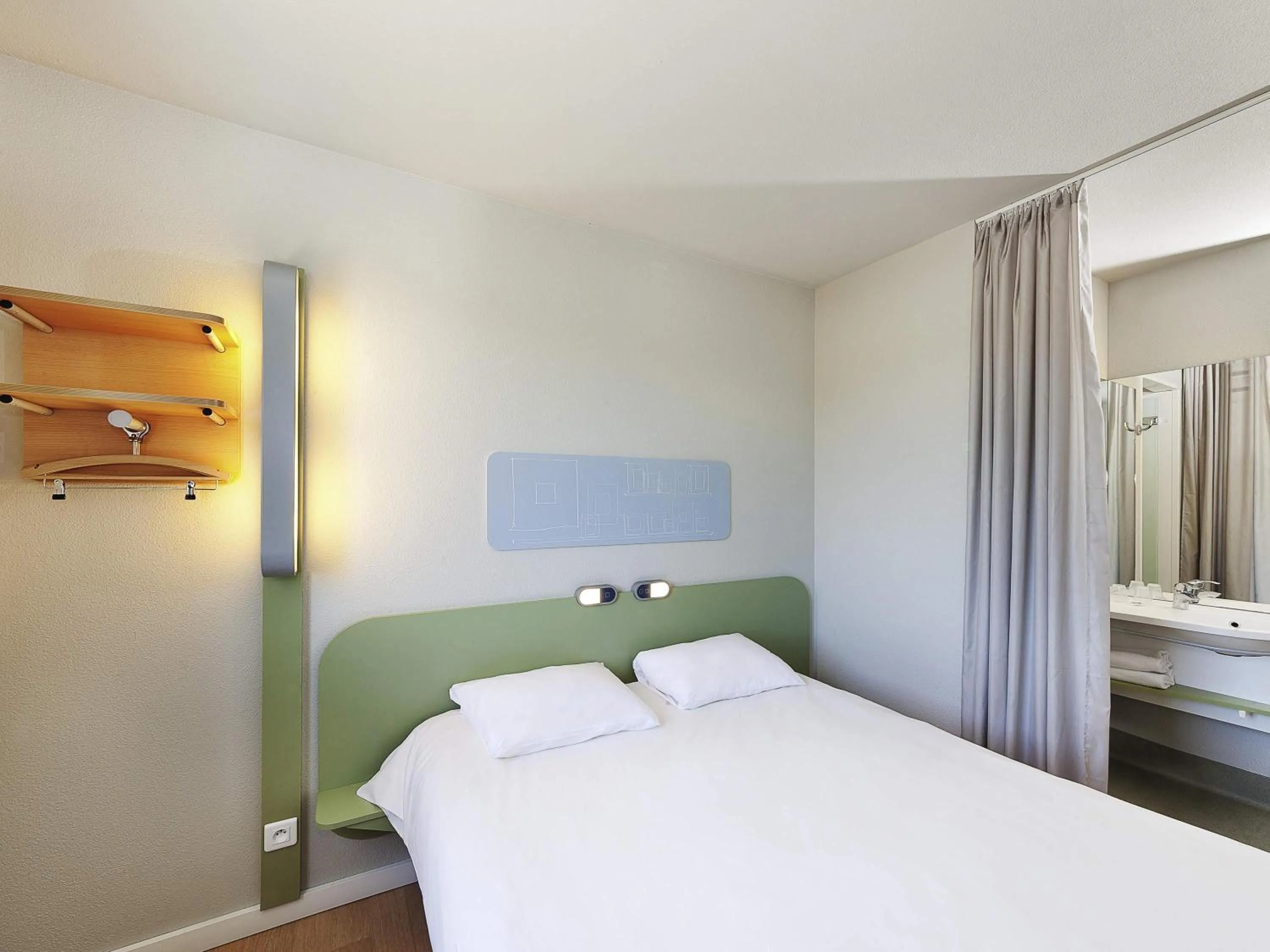 Bedroom, Bed in ibis budget Saint Gaudens