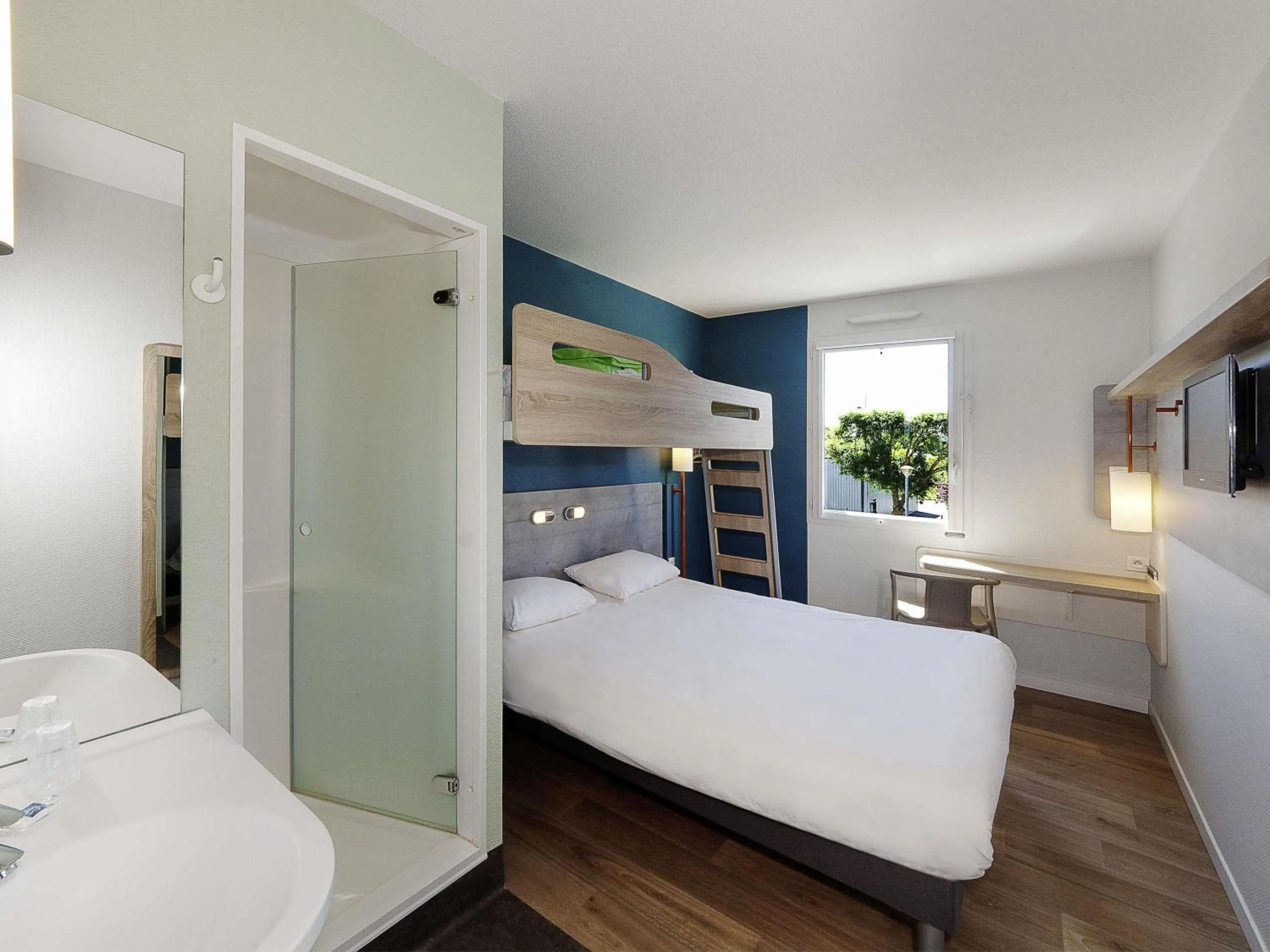 Bedroom, Bed in ibis budget Saint Gaudens