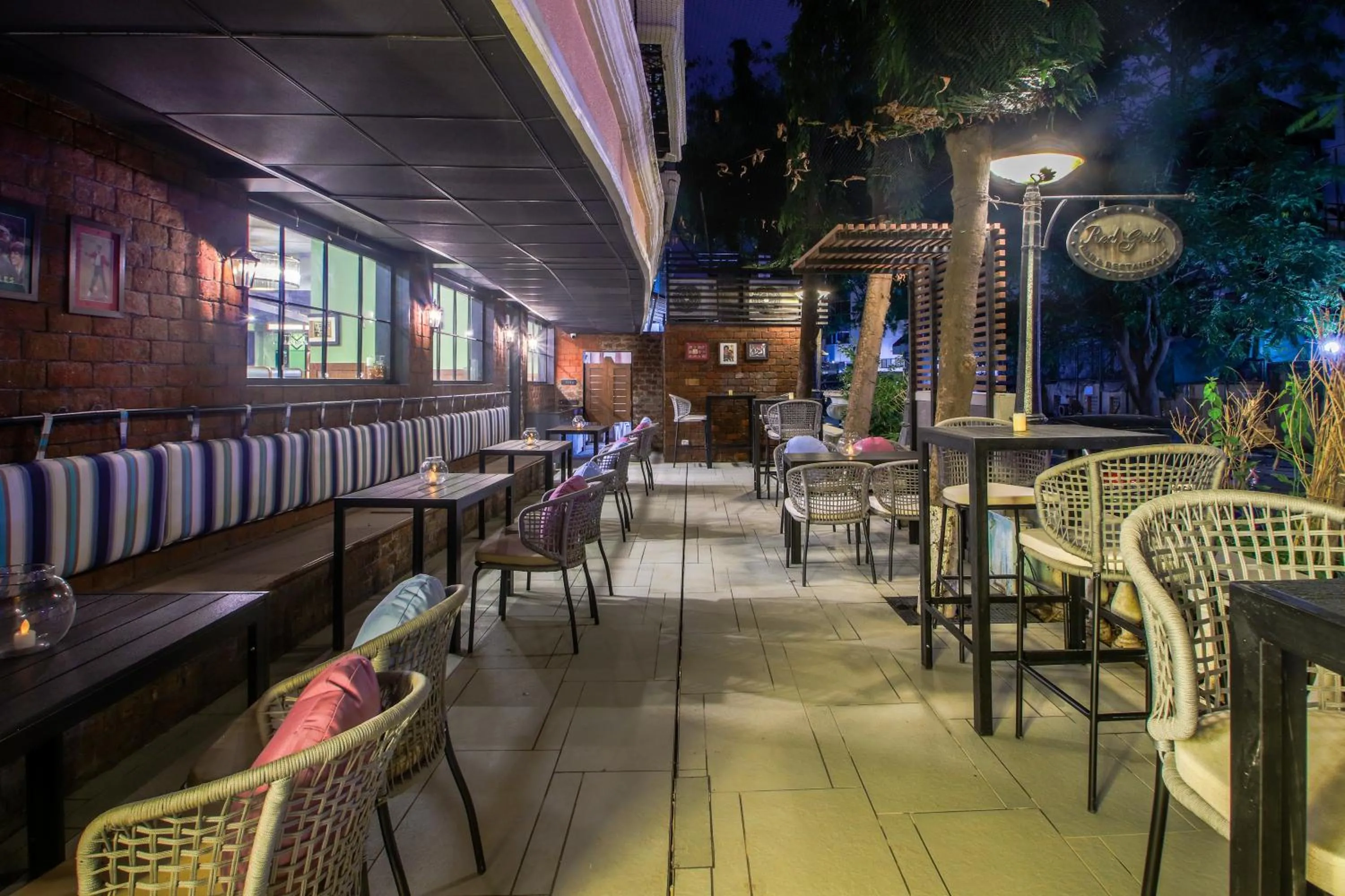 Restaurant/places to eat in T24 Retro