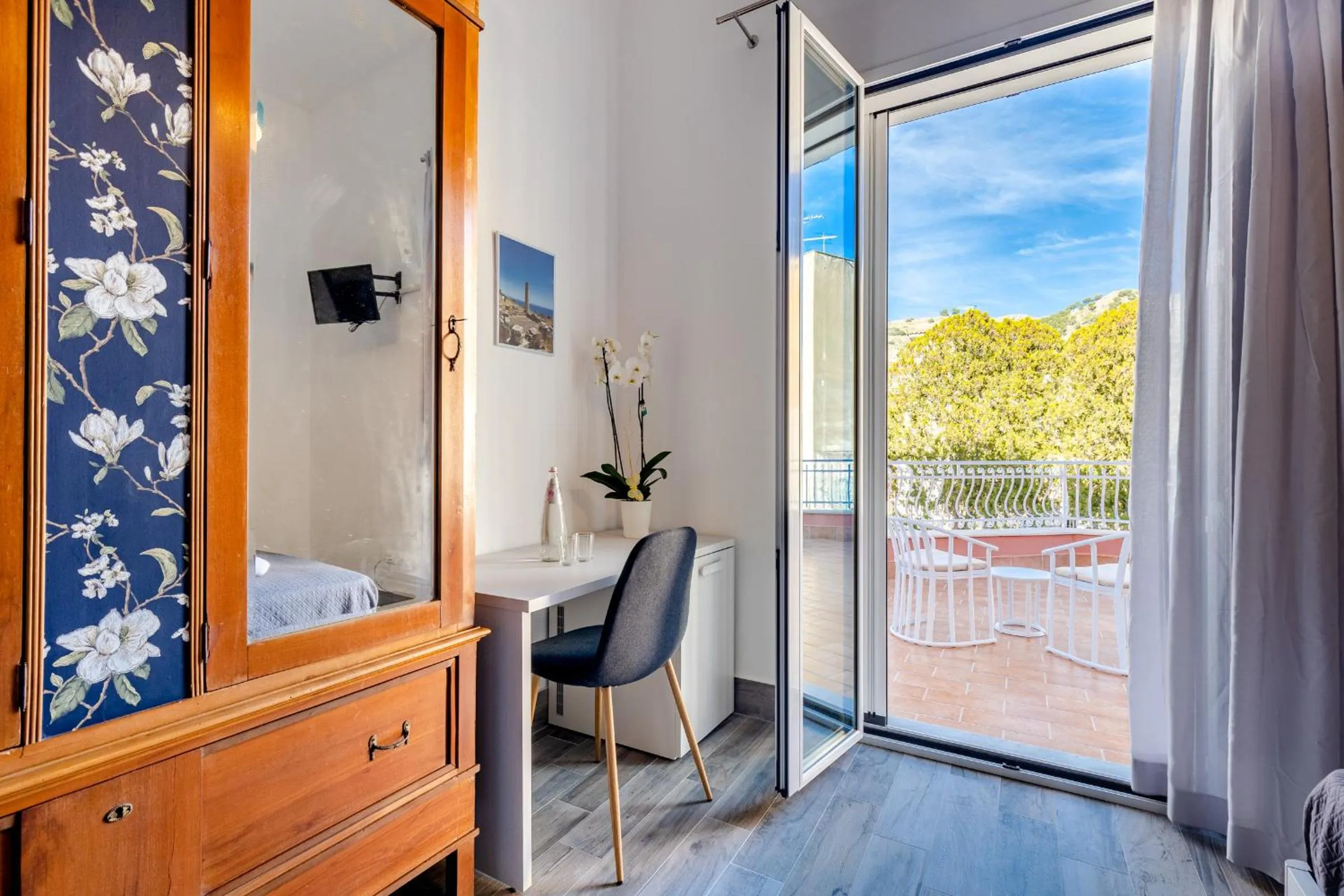 Balcony/Terrace, Bed in Villa Edera Rental Room