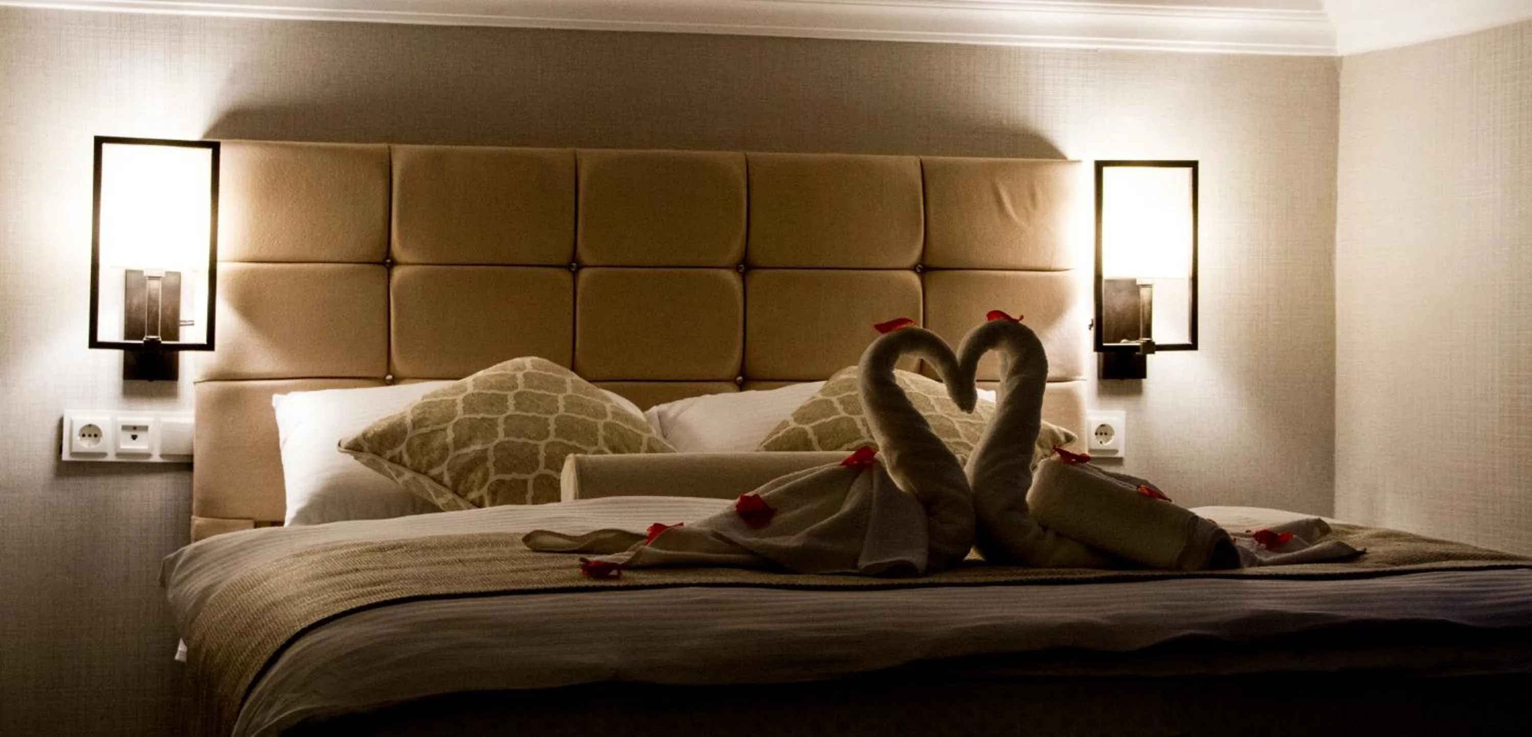 Decorative detail, Bed in Hit Suites Avcilar Hotel