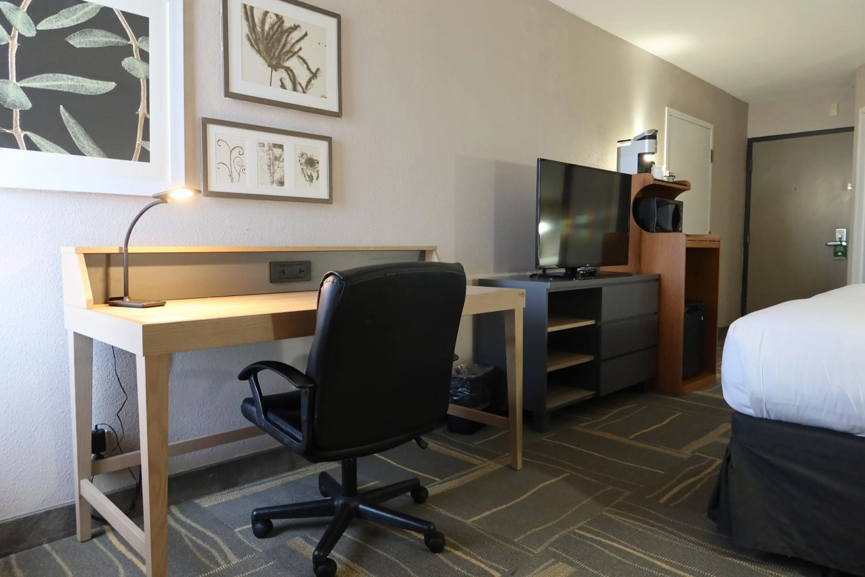 Bedroom, Bed in GreenTree Inn & Suites Phoenix Sky Harbor