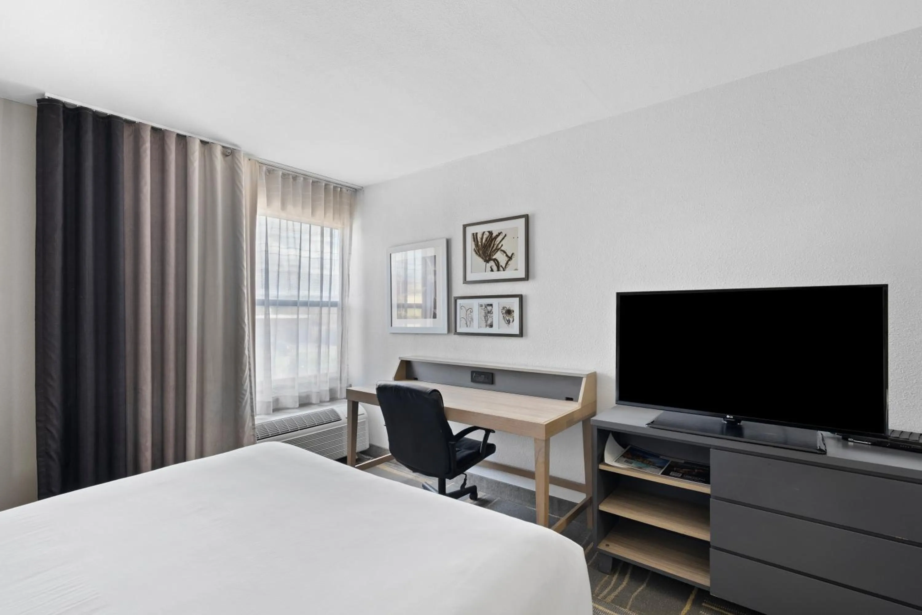 Seating area, Bed in GreenTree Inn & Suites Phoenix Sky Harbor
