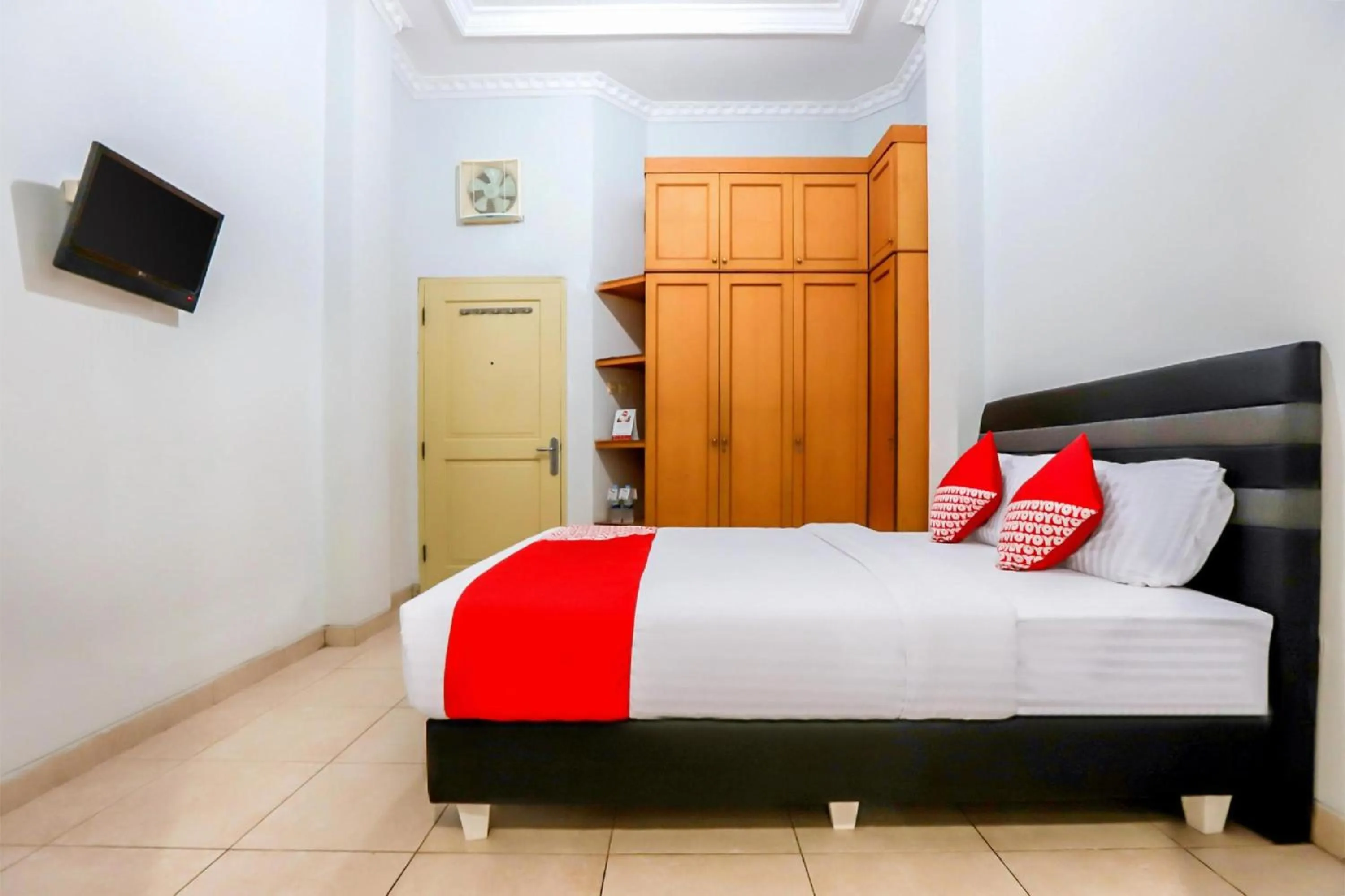 Photo of the whole room, Bed in Collection O Mangga Besar Near Lokasari Square Formerly 45 Residence