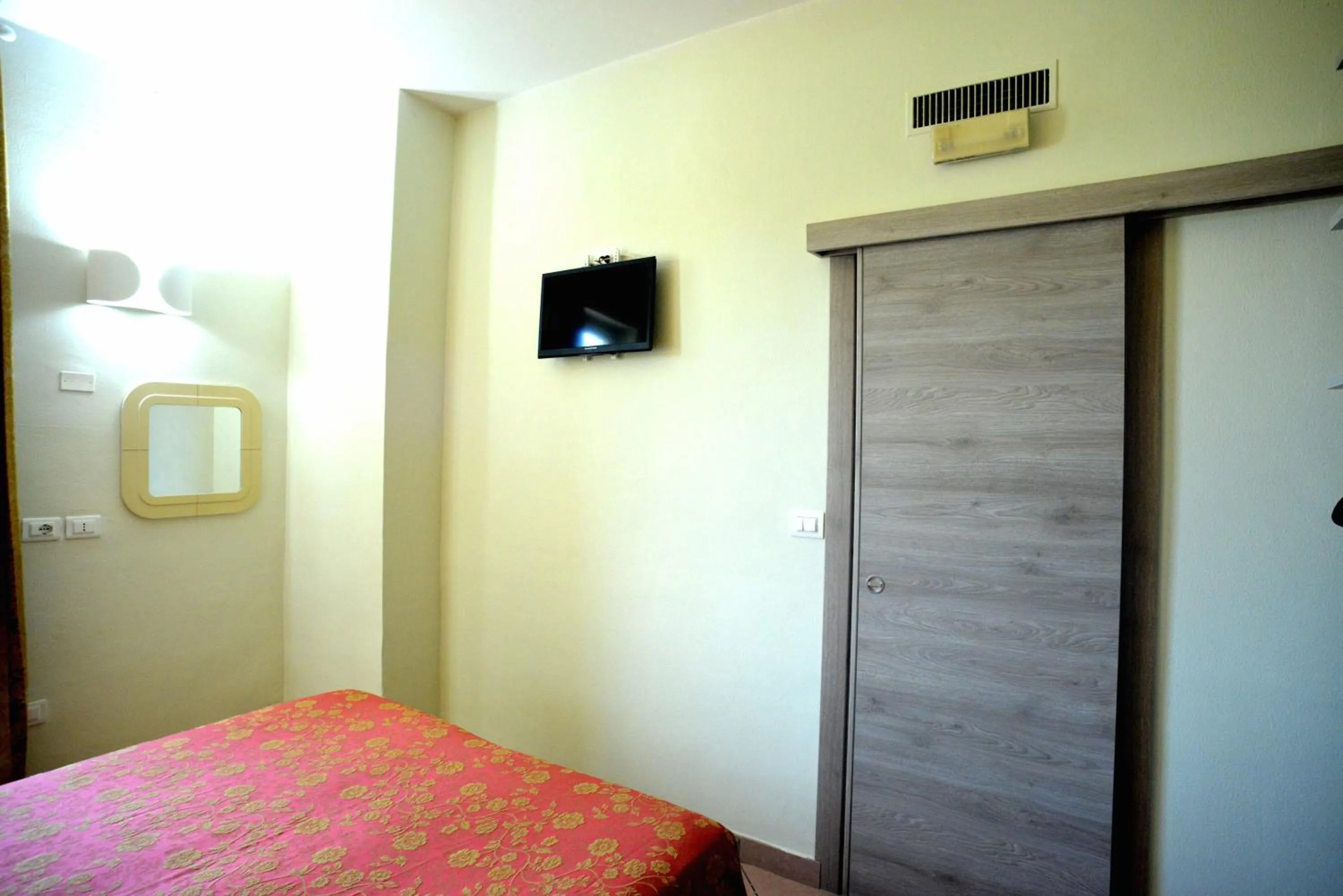 TV and multimedia, Bed in HOTEL IL PARCO - Parking Free & Restaurant - Hotel
