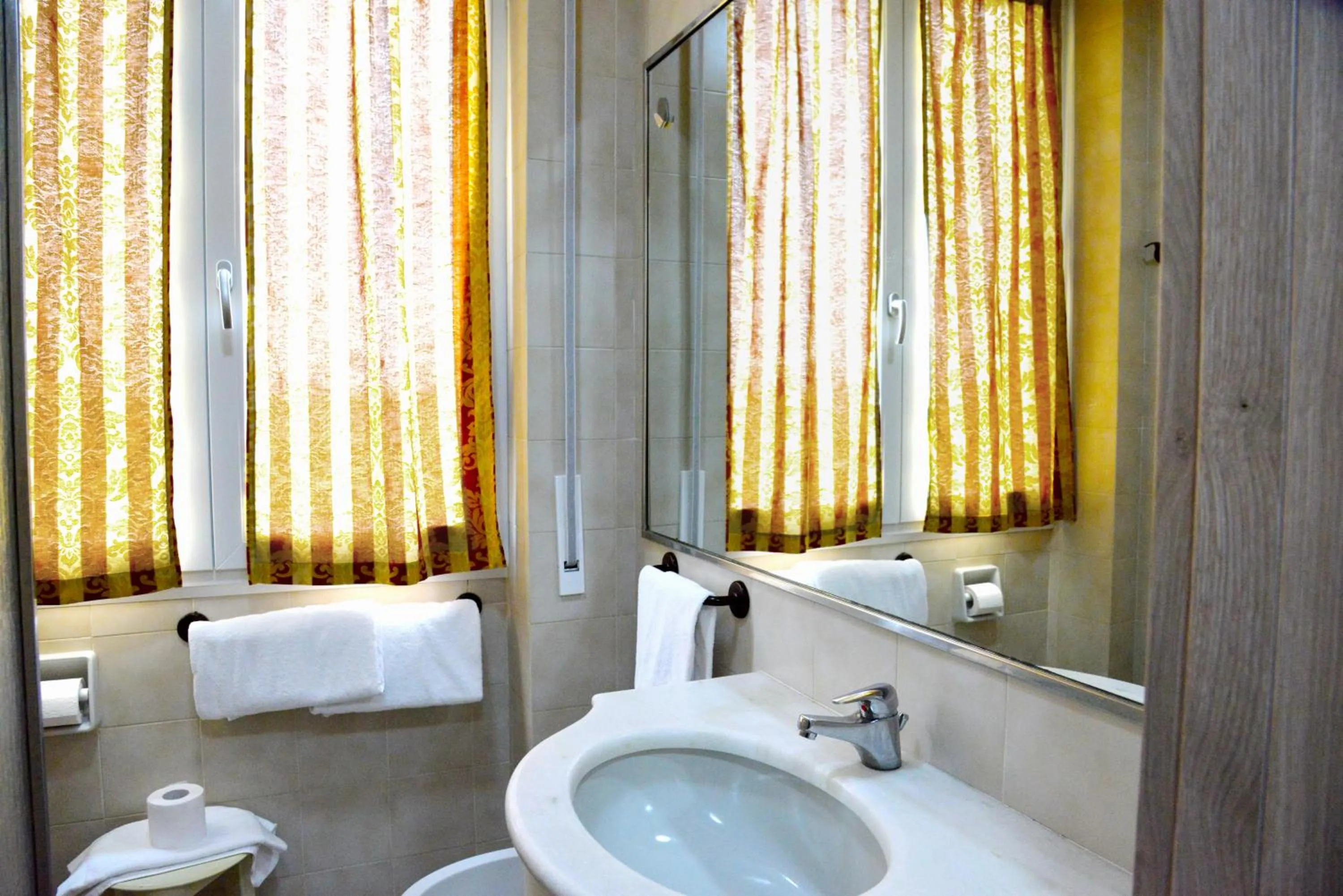 Toilet in HOTEL IL PARCO - Parking Free & Restaurant - Hotel