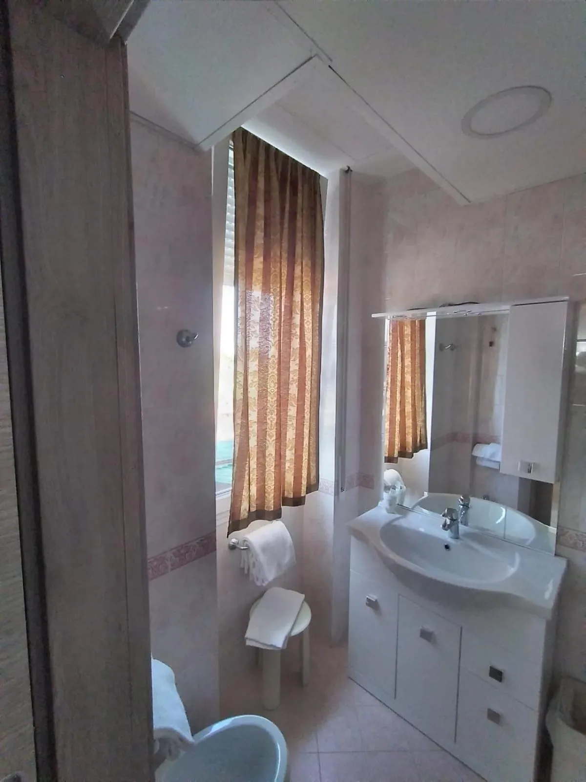 Toilet in HOTEL IL PARCO - Parking Free & Restaurant - Hotel