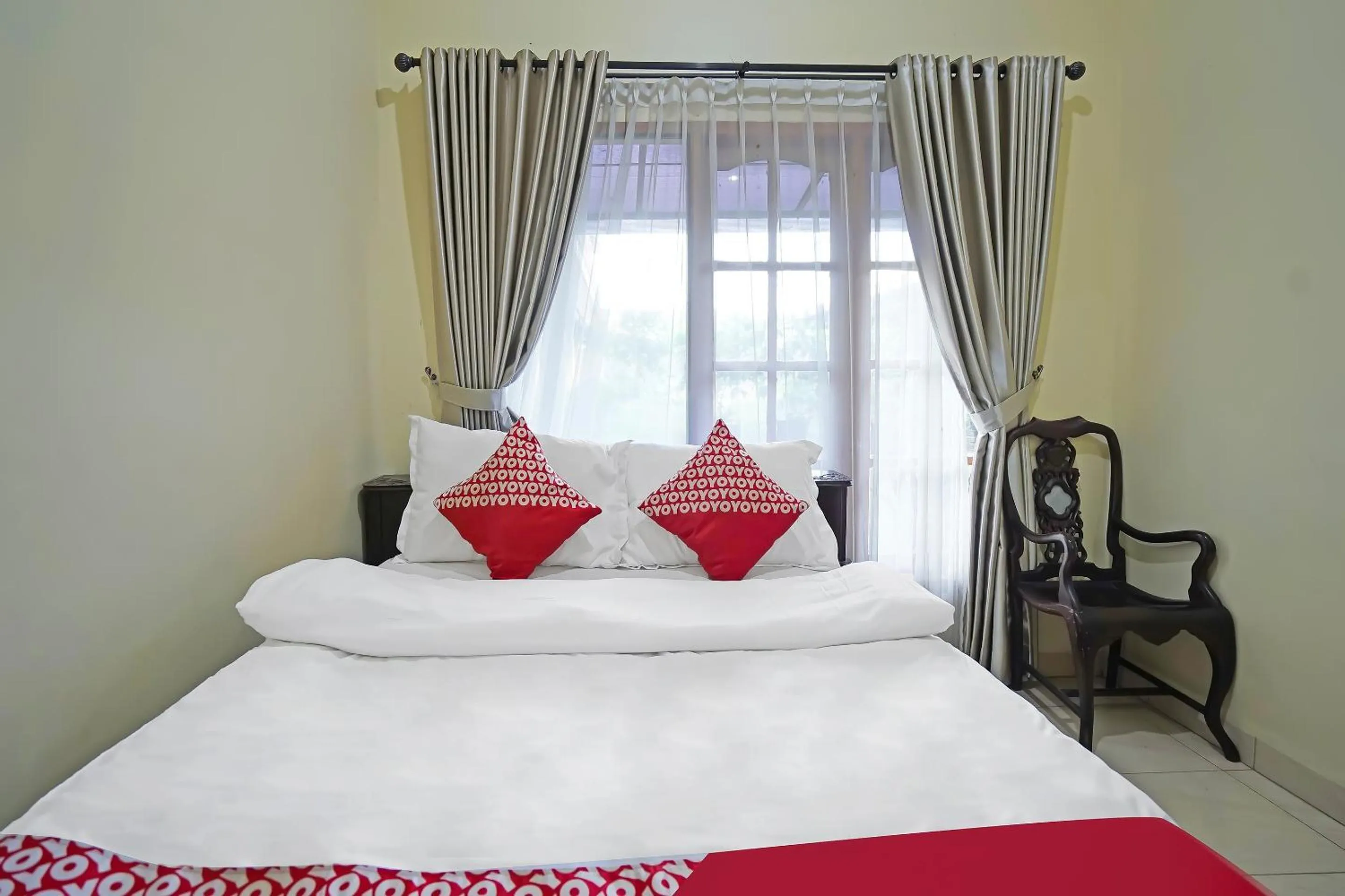 Bedroom, Bed in Hotel O Wisma Empat Lima Syariah