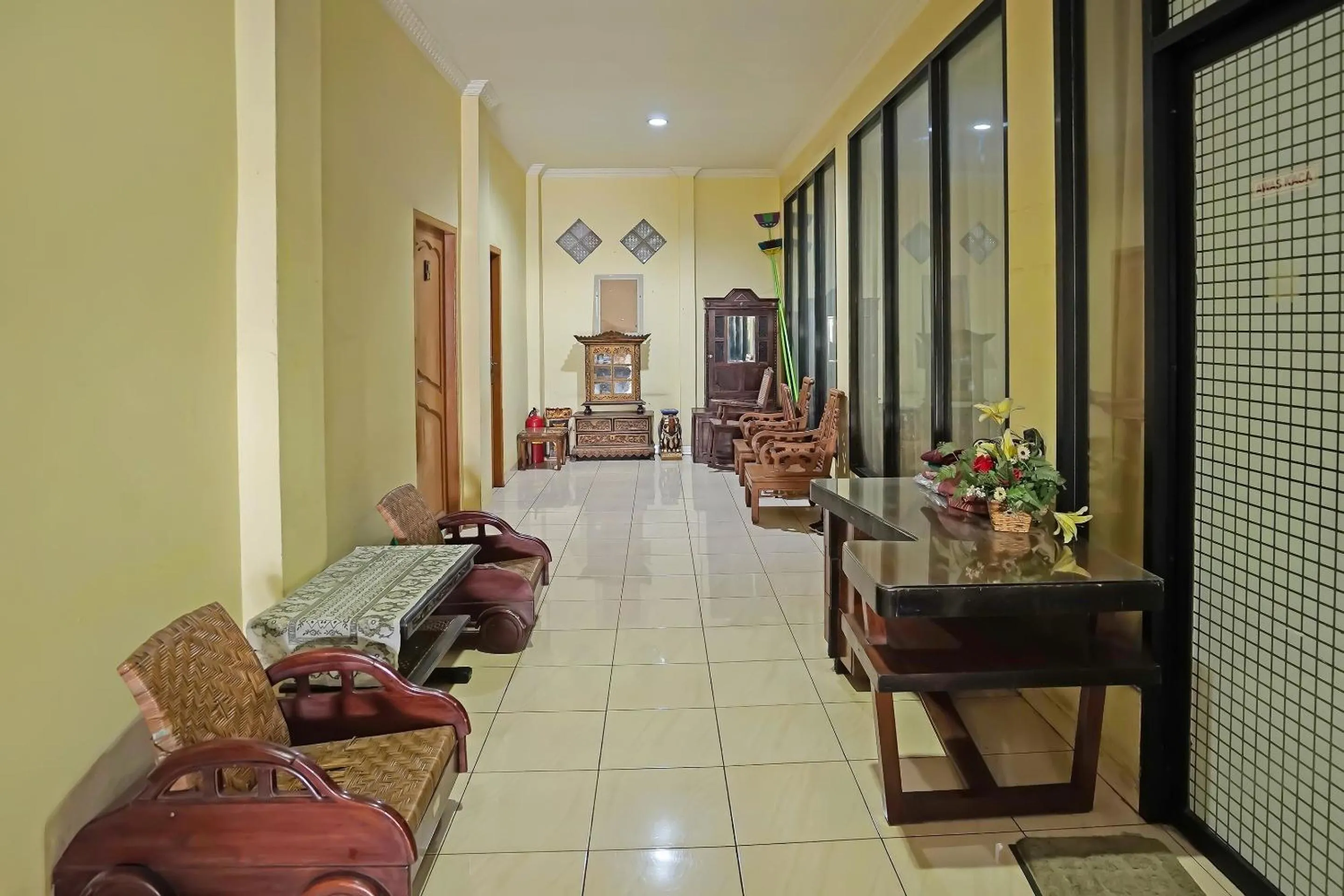 Lobby or reception in Hotel O Wisma Empat Lima Syariah
