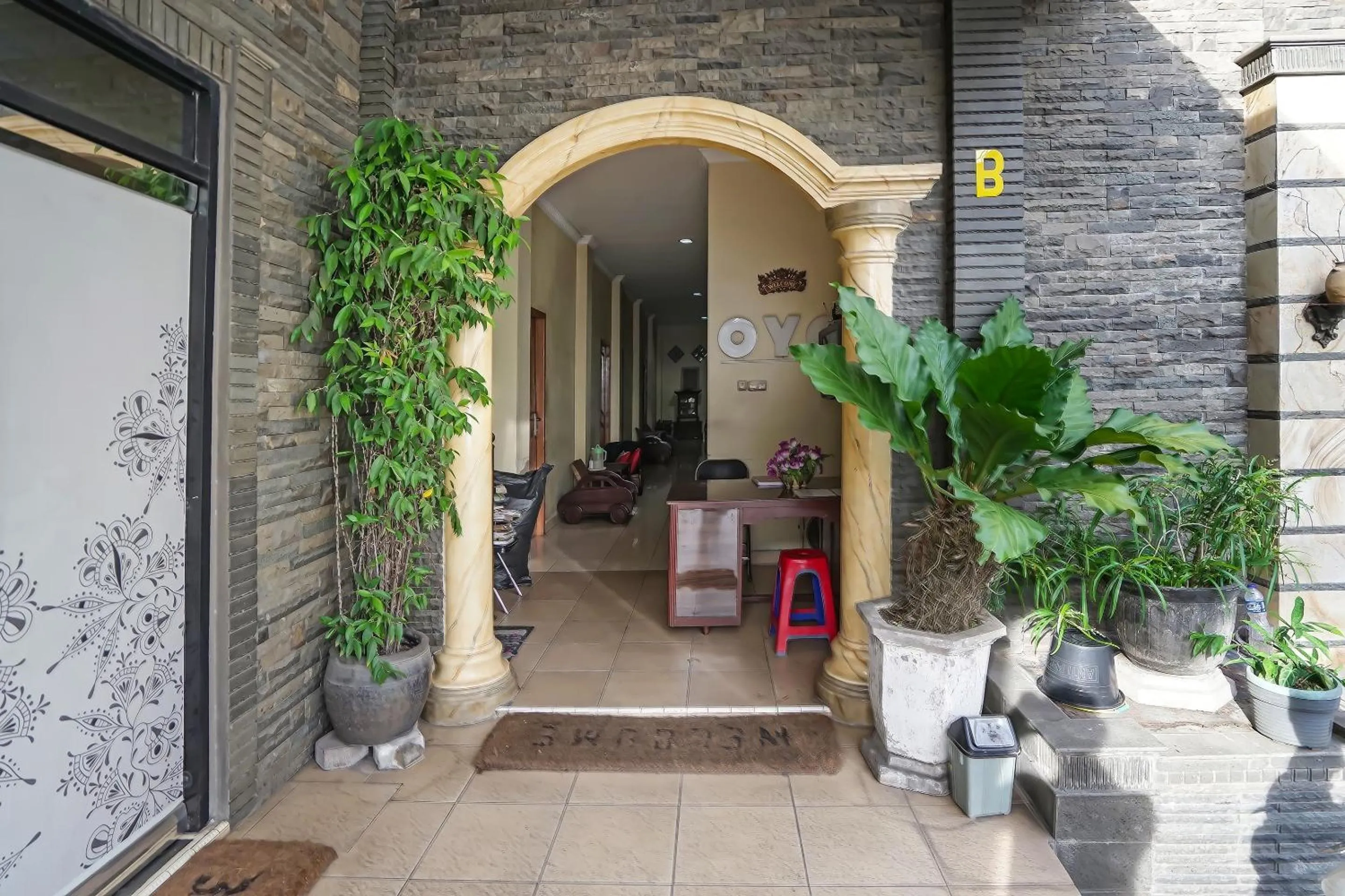 Facade/entrance in Hotel O Wisma Empat Lima Syariah