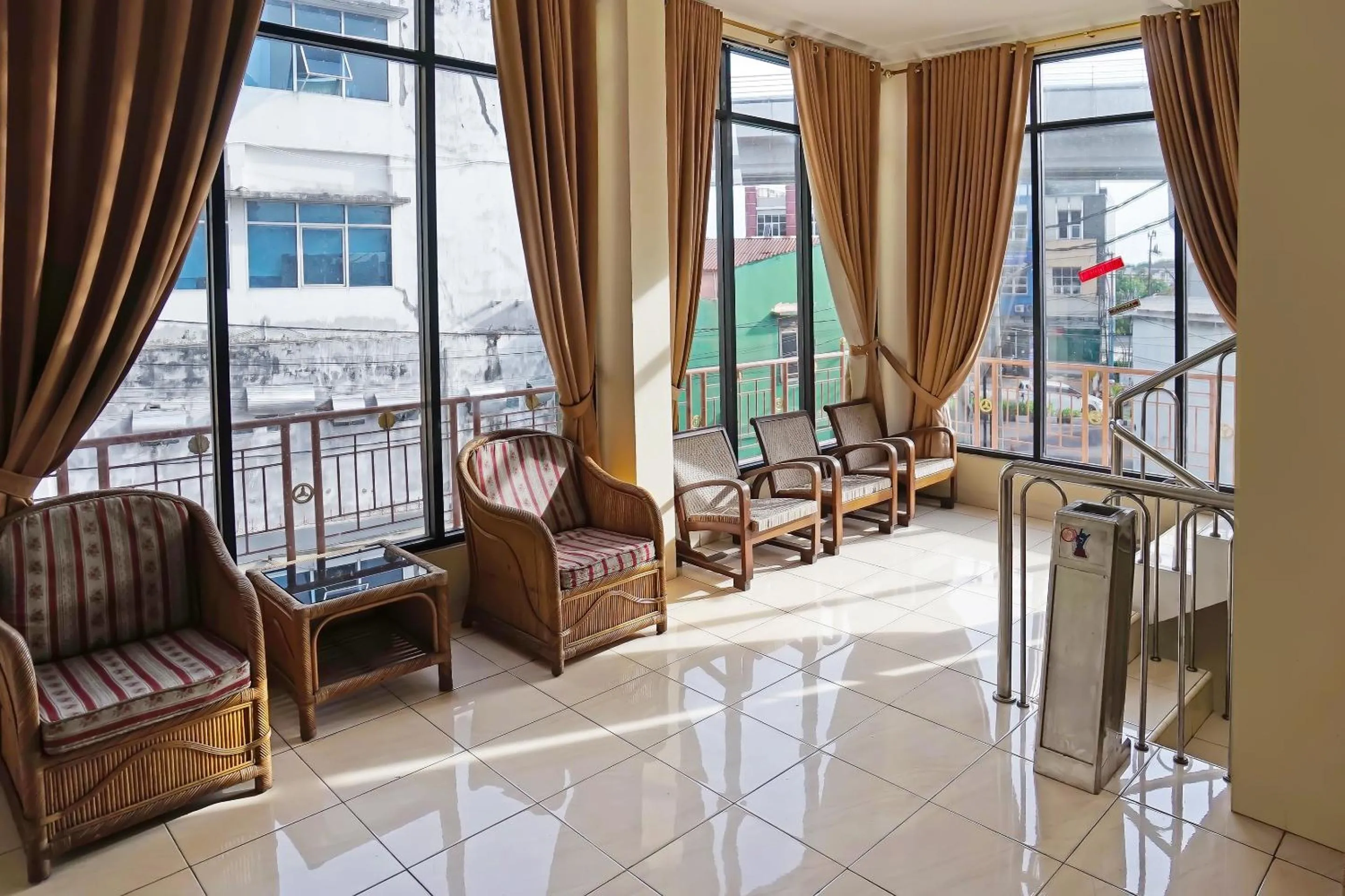 Lobby or reception in Hotel O Wisma Empat Lima Syariah