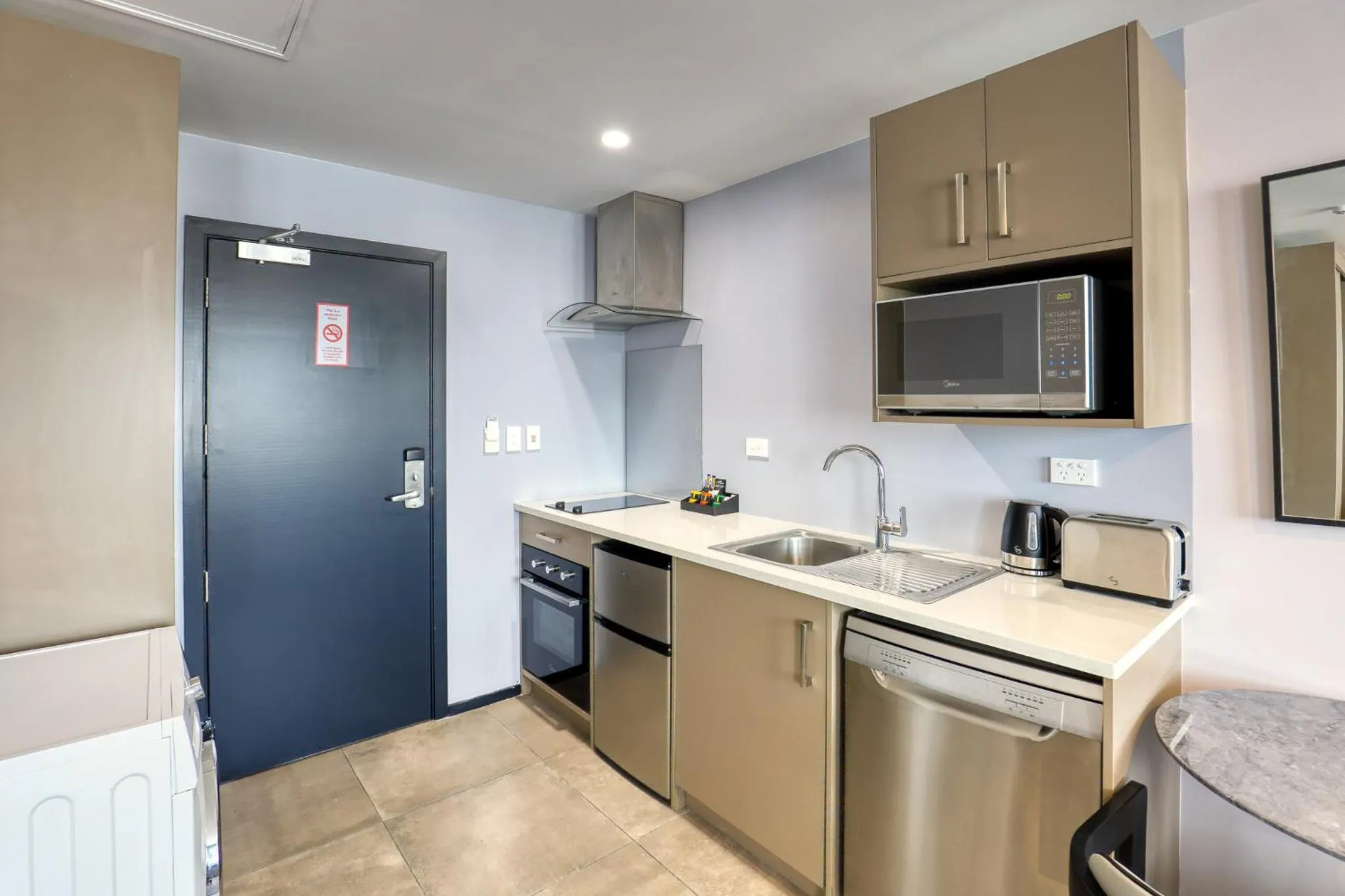 microwave in Marsden Suites Albany