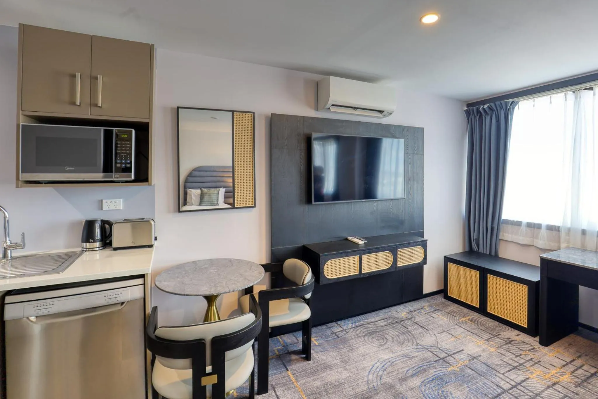 TV and multimedia in Marsden Suites Albany