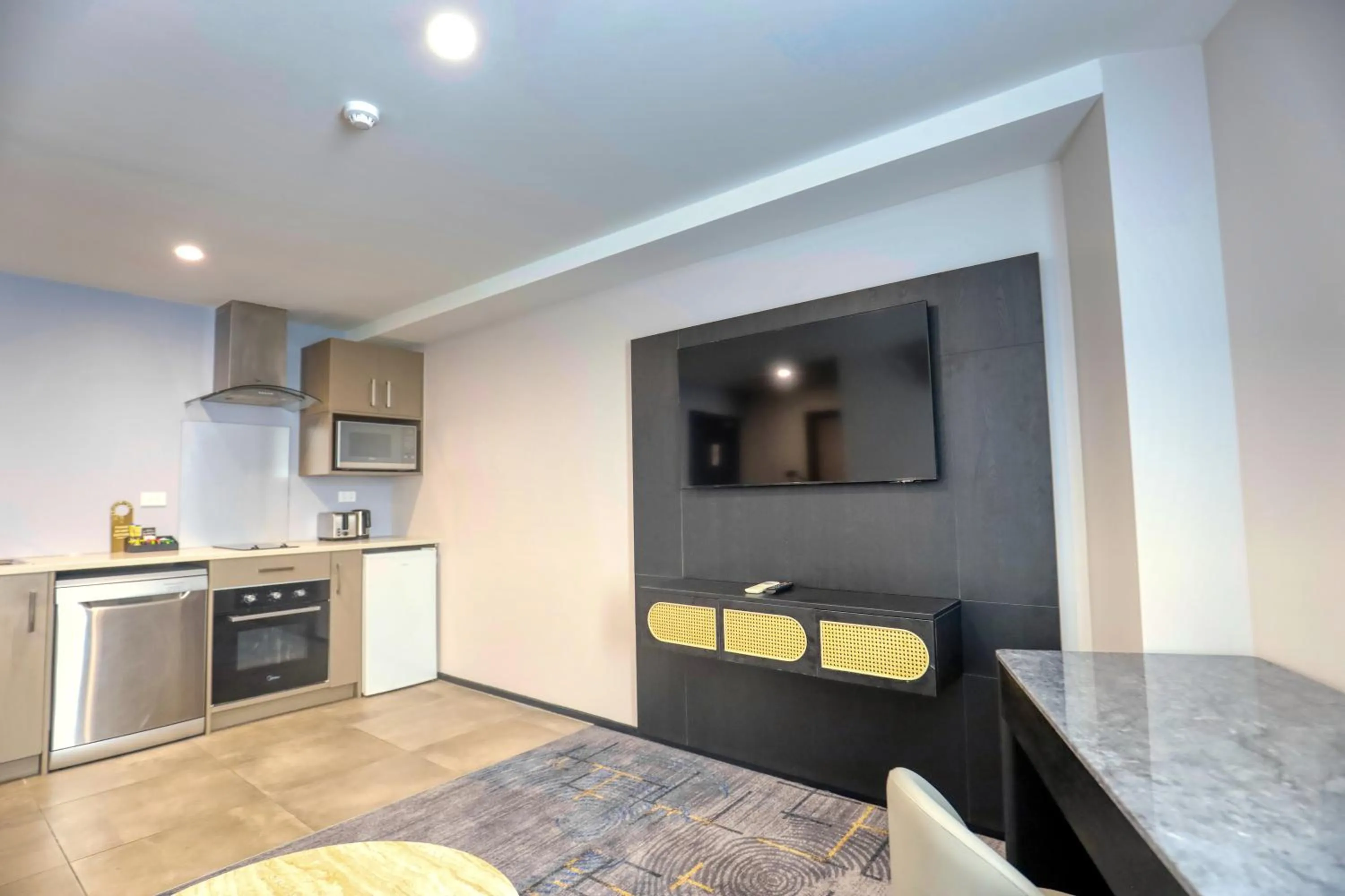 TV and multimedia in Marsden Suites Albany