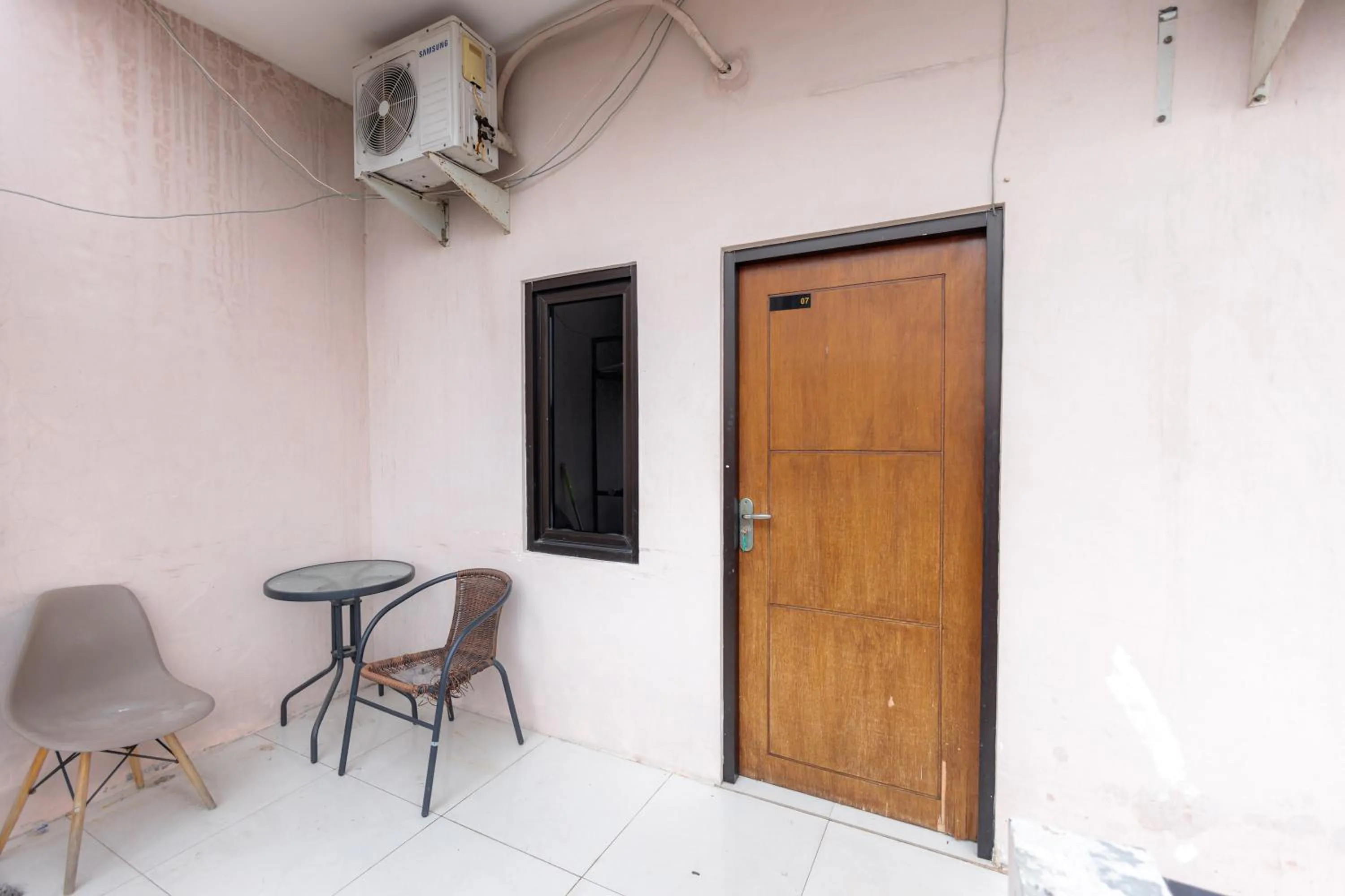 Seating area in RedDoorz at Osuko Residence Sukomanunggal Jaya