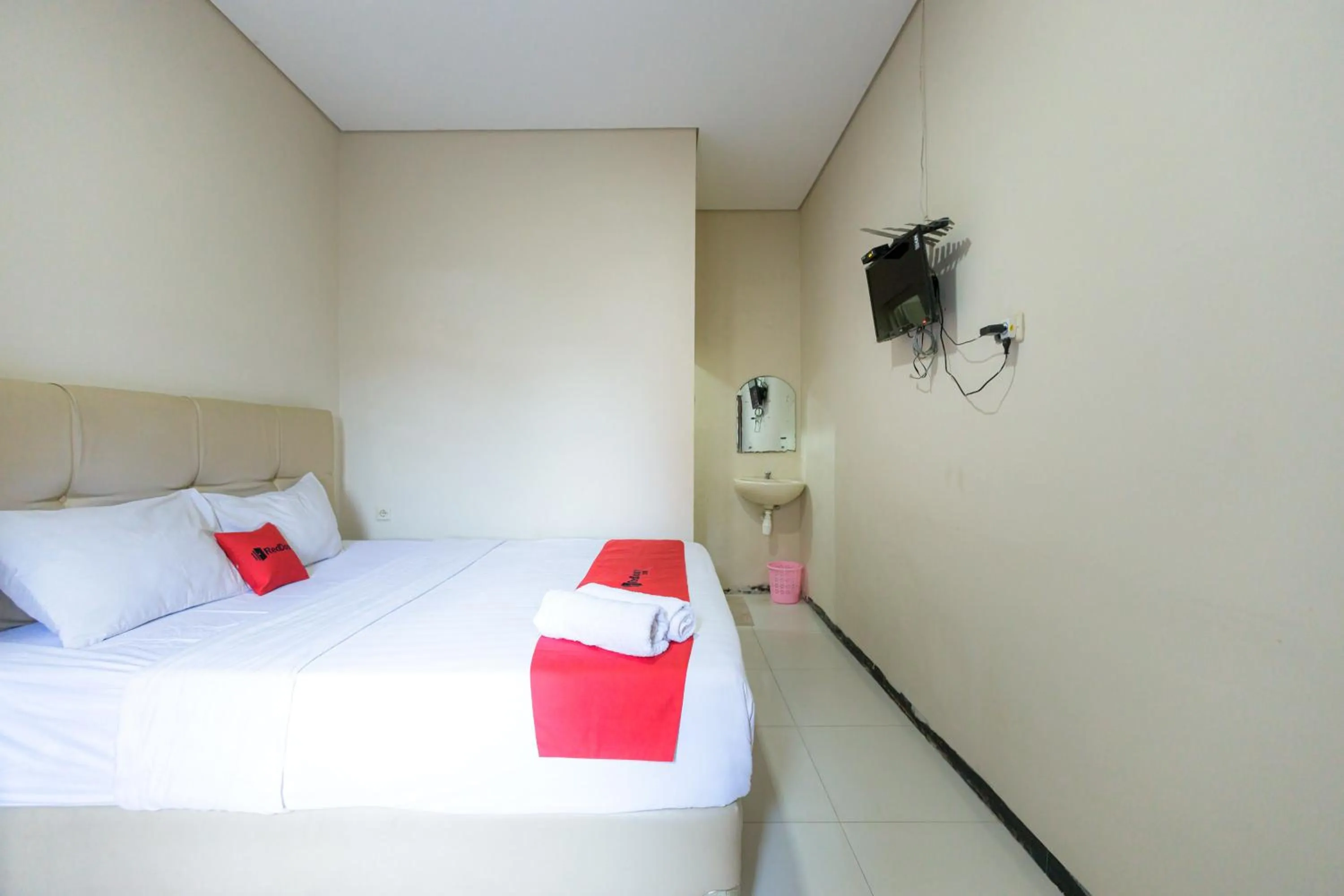 Bedroom, Bed in RedDoorz at Osuko Residence Sukomanunggal Jaya