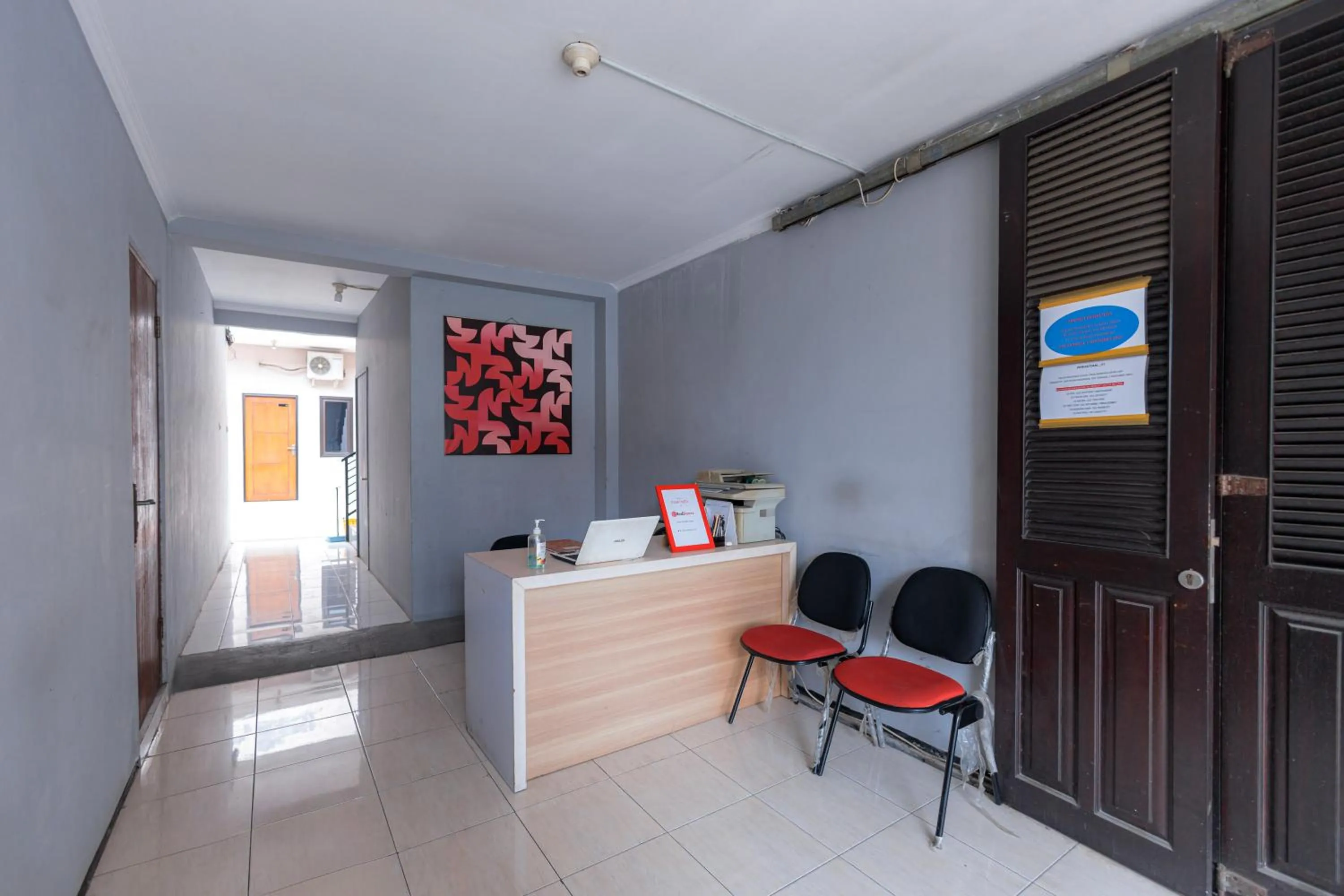 Lobby or reception in RedDoorz at Osuko Residence Sukomanunggal Jaya