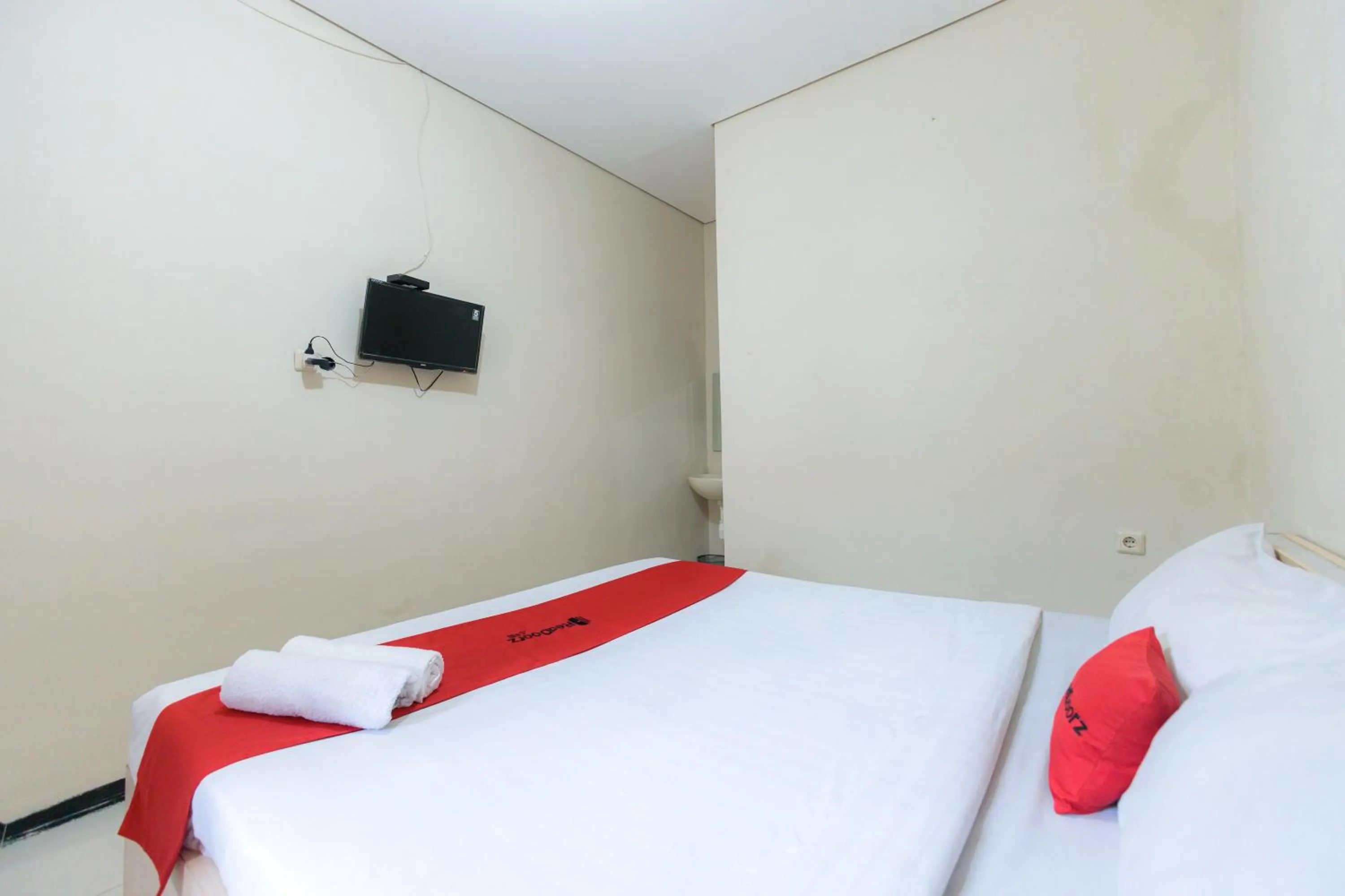 Bedroom, Bed in RedDoorz at Osuko Residence Sukomanunggal Jaya