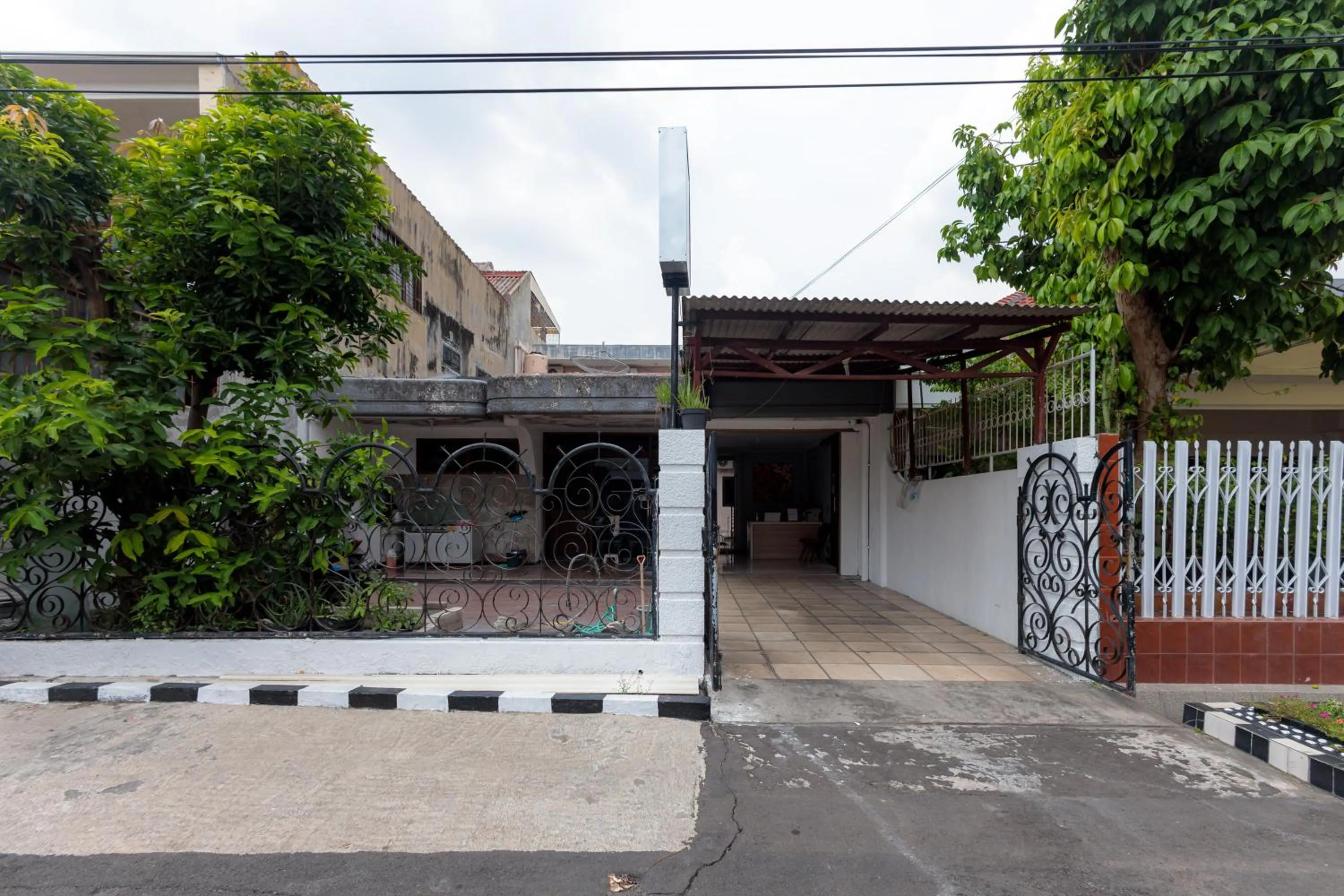 Facade/entrance in RedDoorz at Osuko Residence Sukomanunggal Jaya