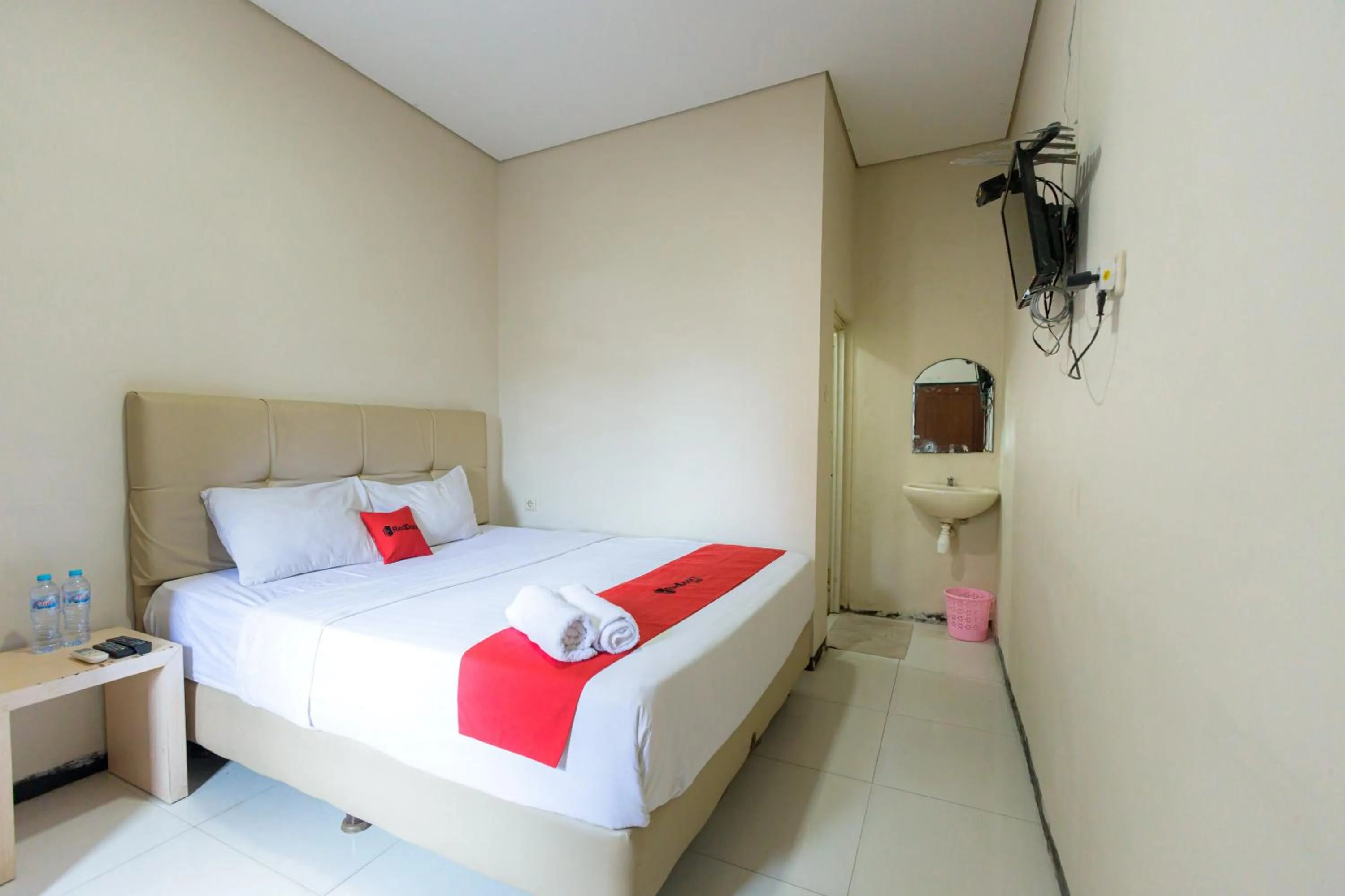 Bedroom, Bed in RedDoorz at Osuko Residence Sukomanunggal Jaya