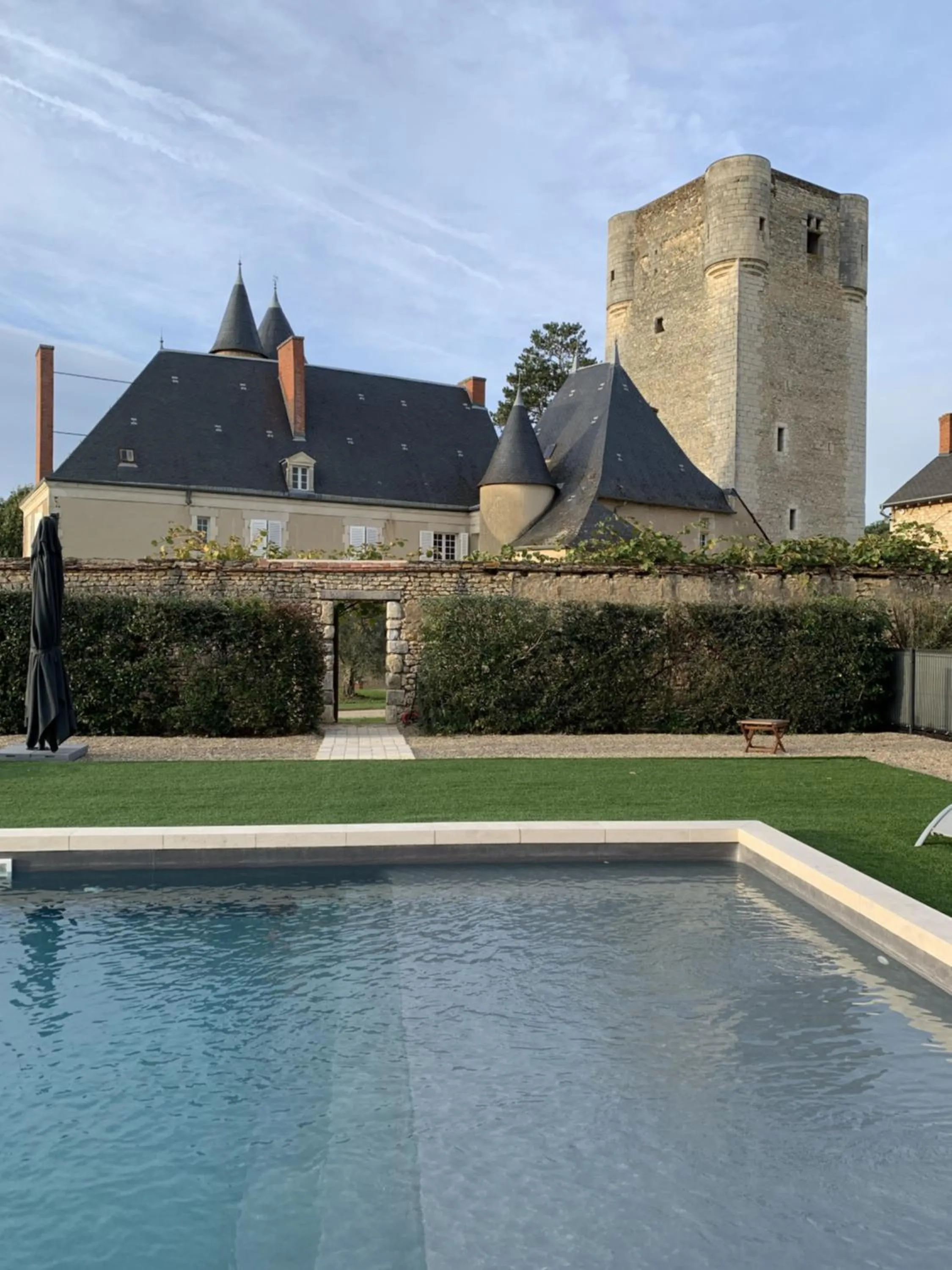 Pool view in Château de Mazières