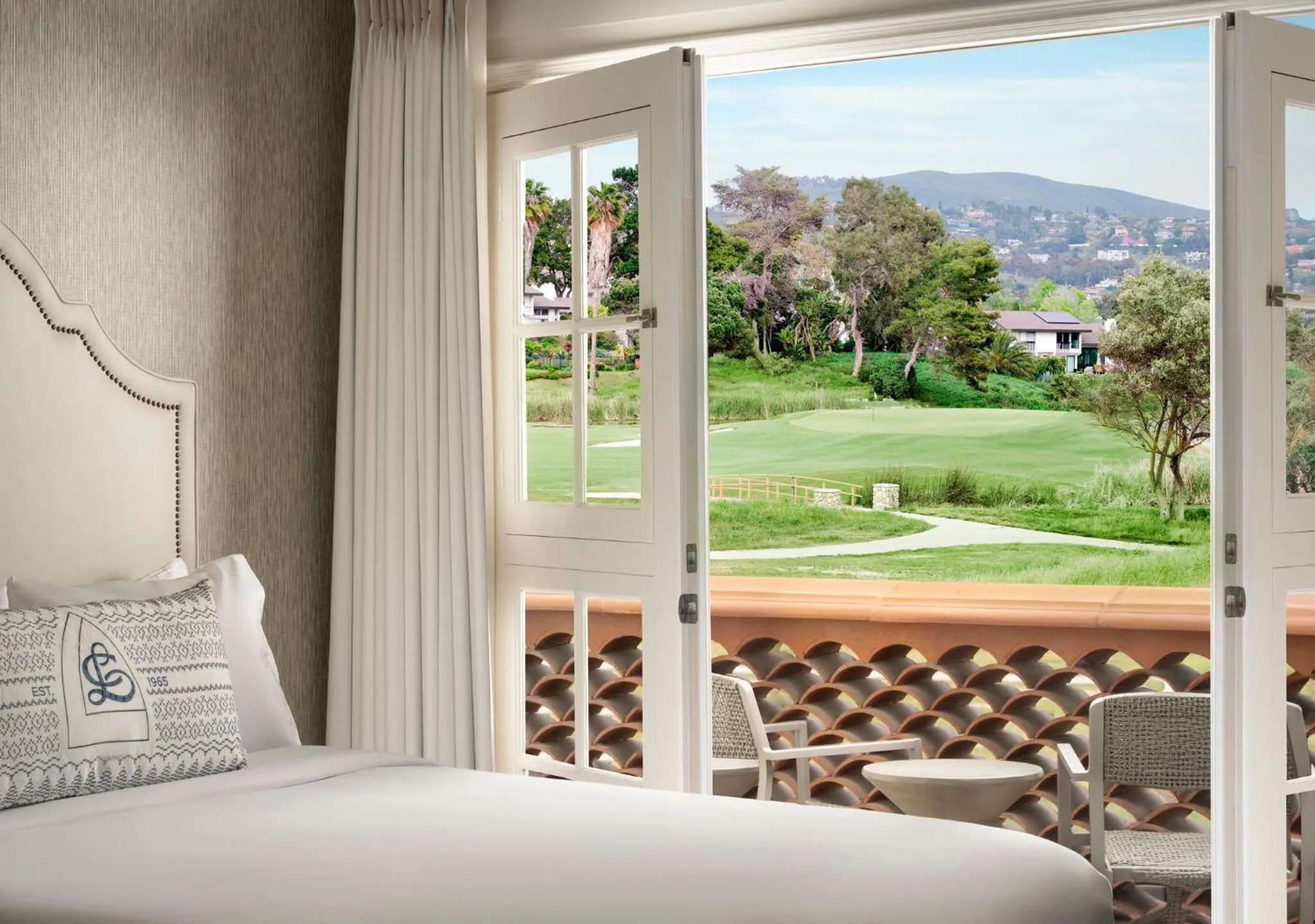 Golfcourse, Bed in Omni La Costa Resort & Spa Carlsbad