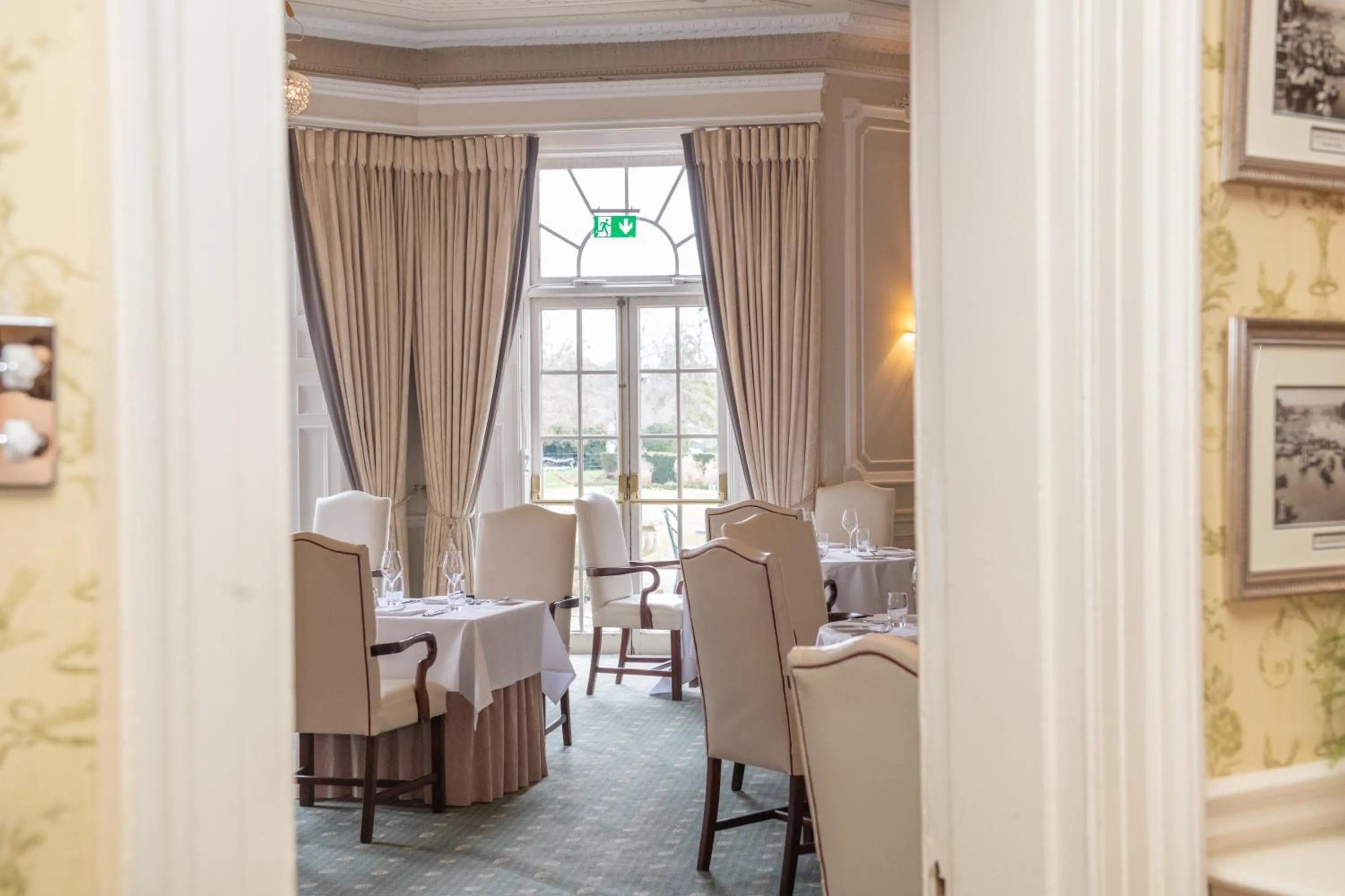 Restaurant/places to eat in Phyllis Court Members Club