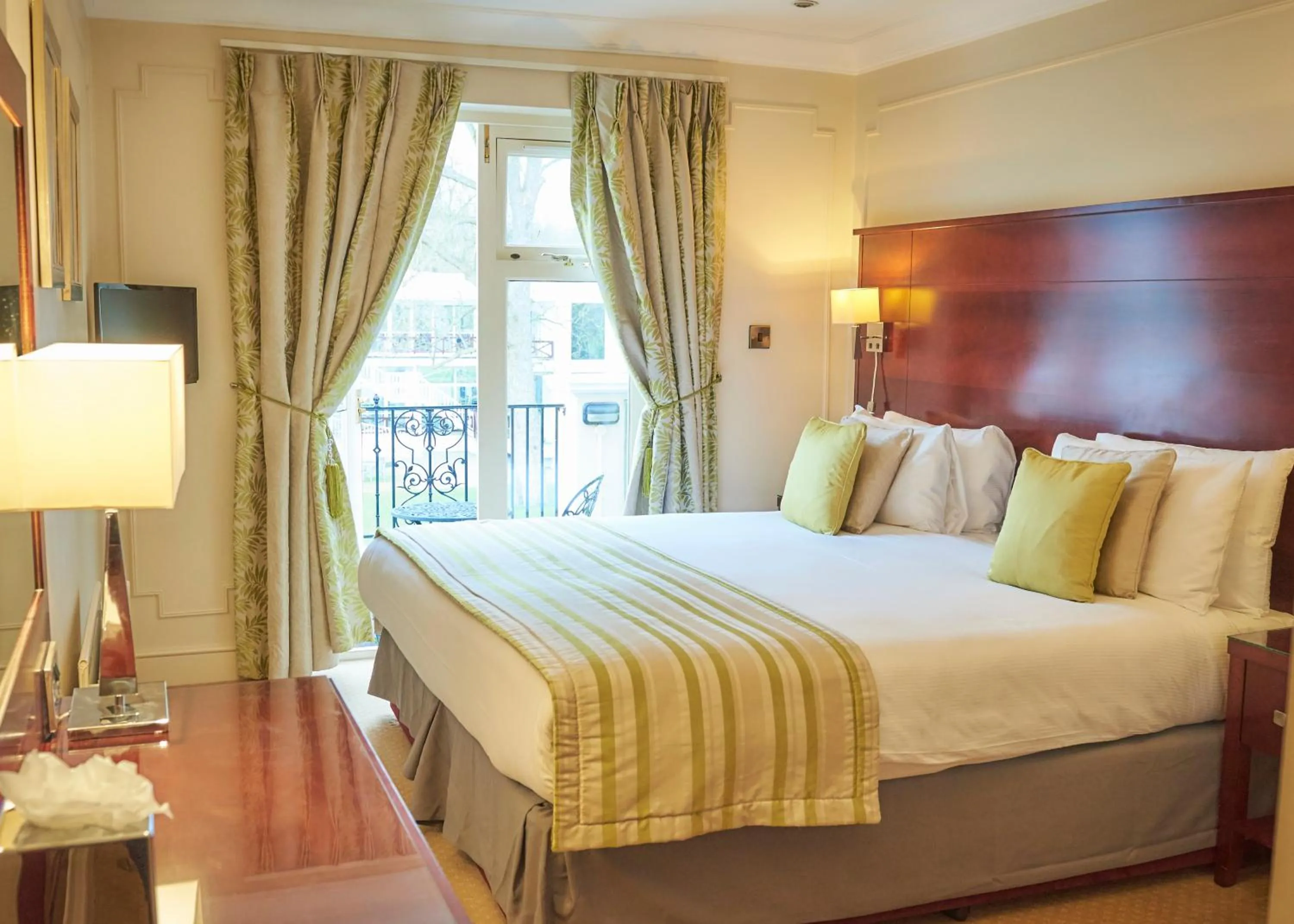 Bed in Phyllis Court Members Club