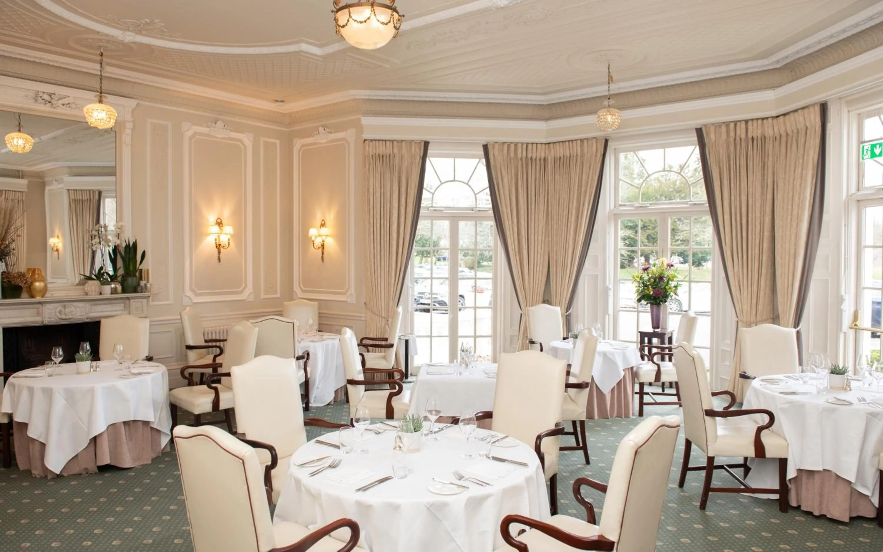 Restaurant/places to eat in Phyllis Court Members Club