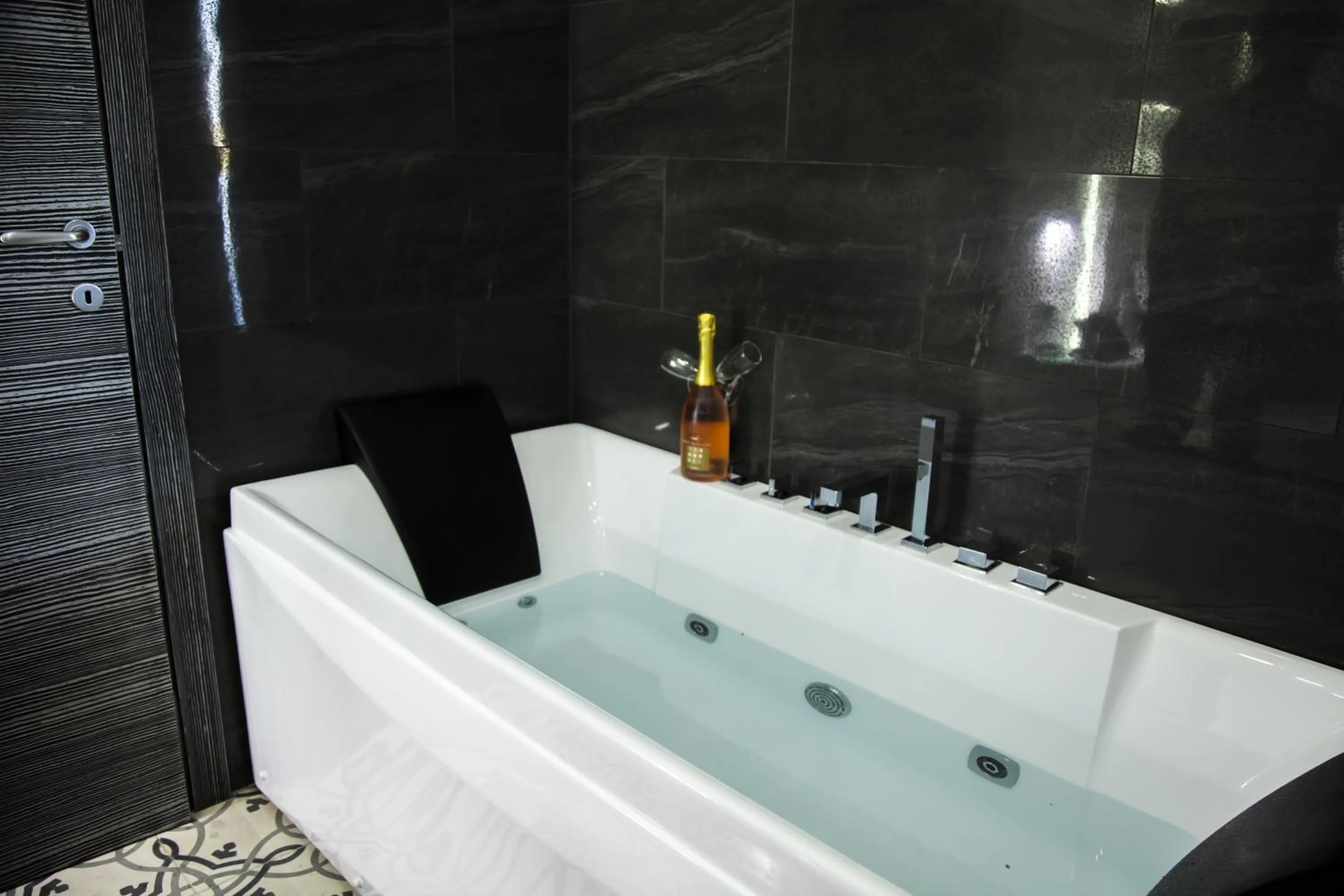 VILLA ADELAIDE SUITE & ROOM