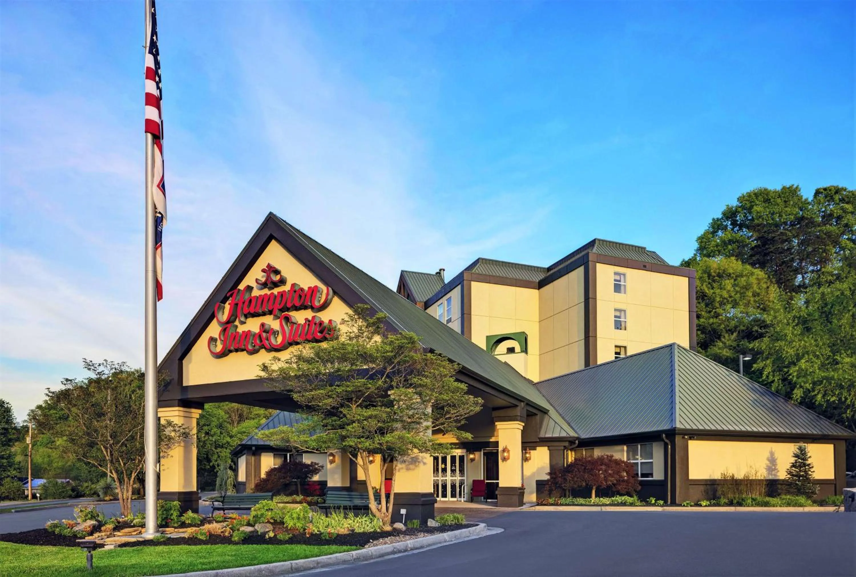 Property building in Hampton Inn & Suites Pigeon Forge On The Parkway