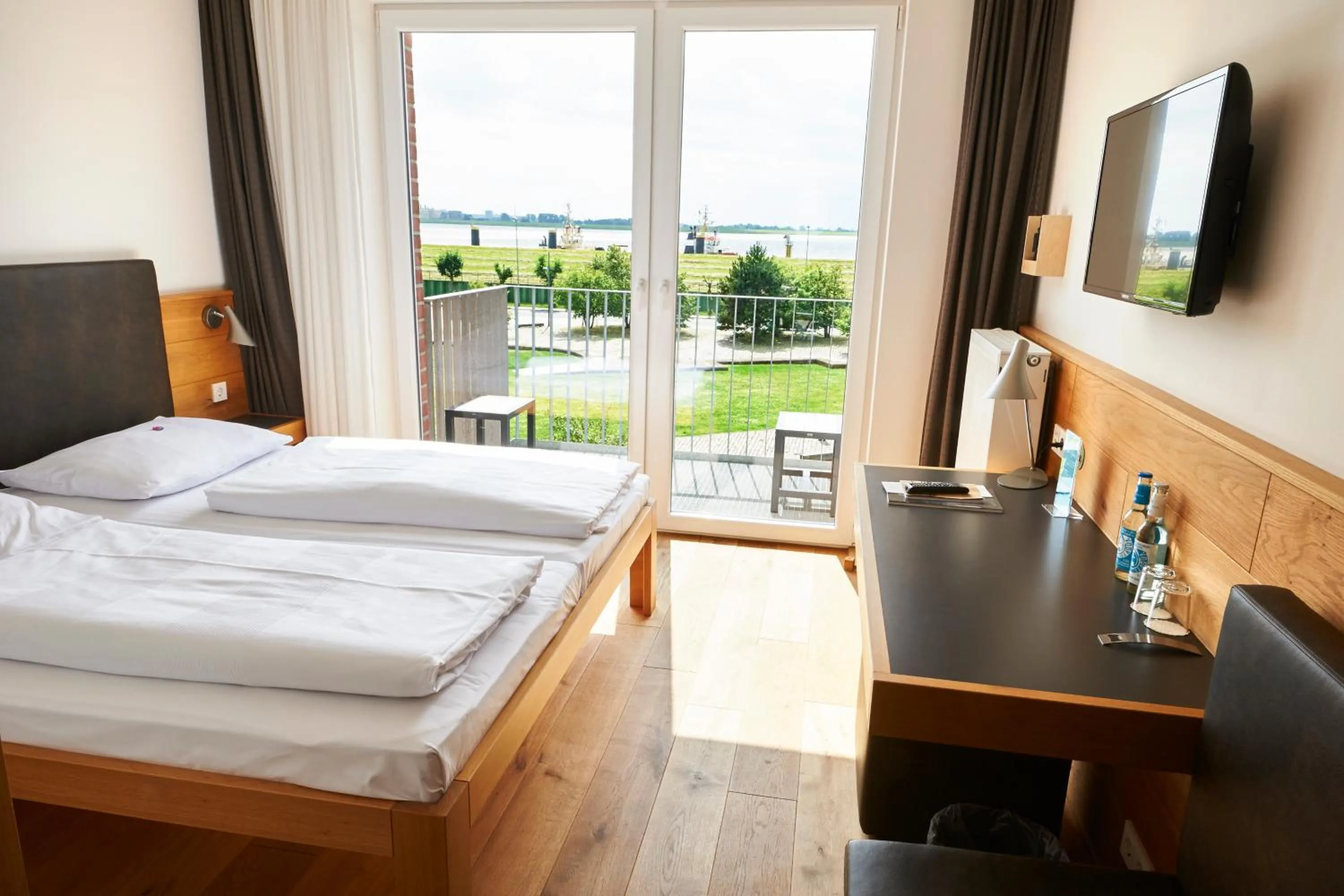 View (from property/room), Bed in Im-Jaich Hotel Bremerhaven