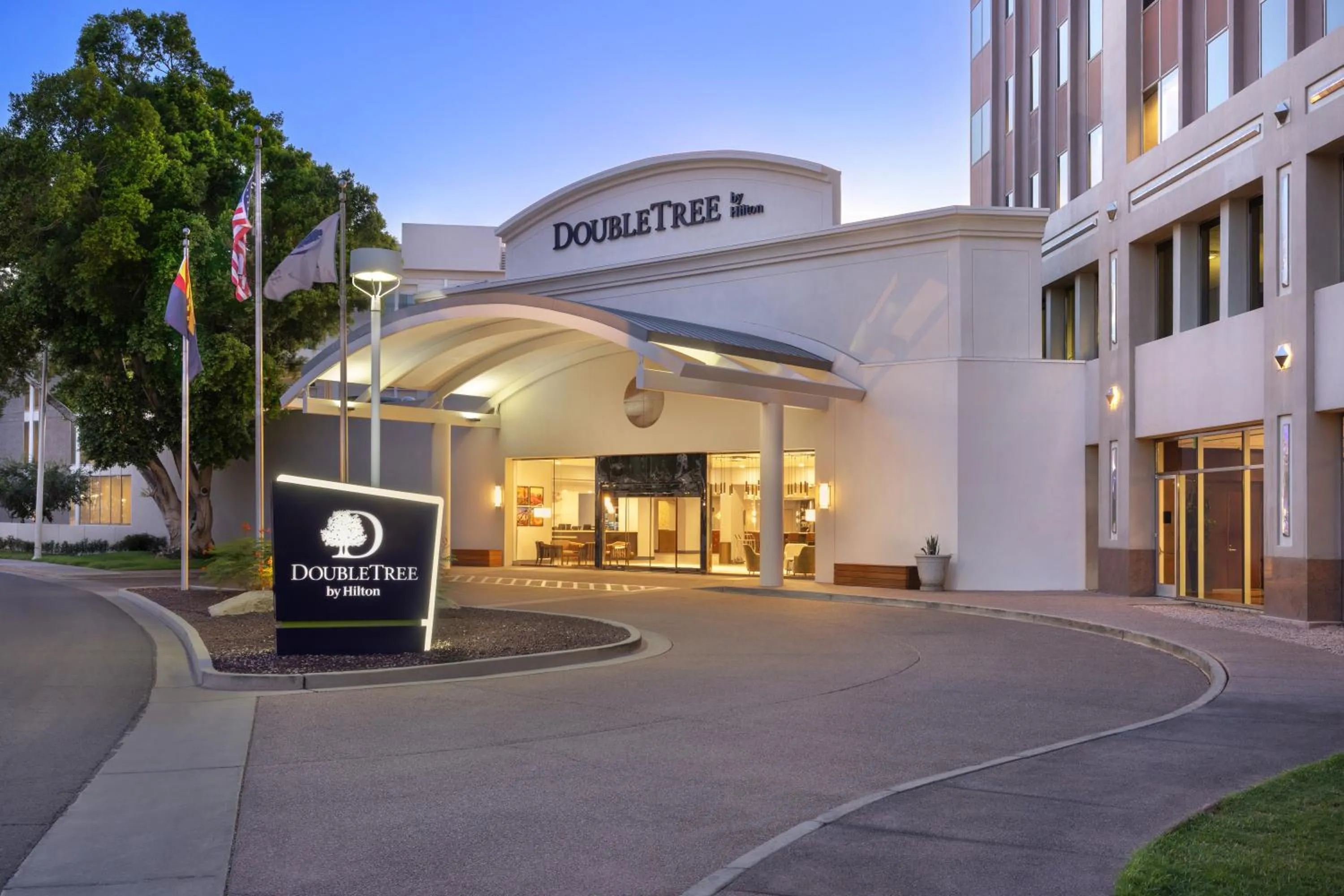 Property building in DoubleTree by Hilton Phoenix Midtown
