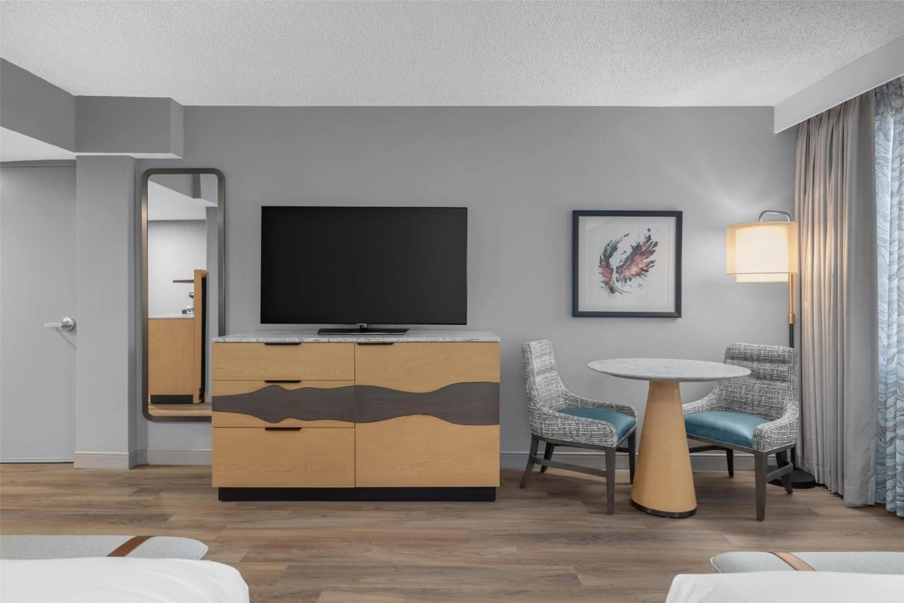 Living room, Bed in DoubleTree by Hilton Phoenix Midtown