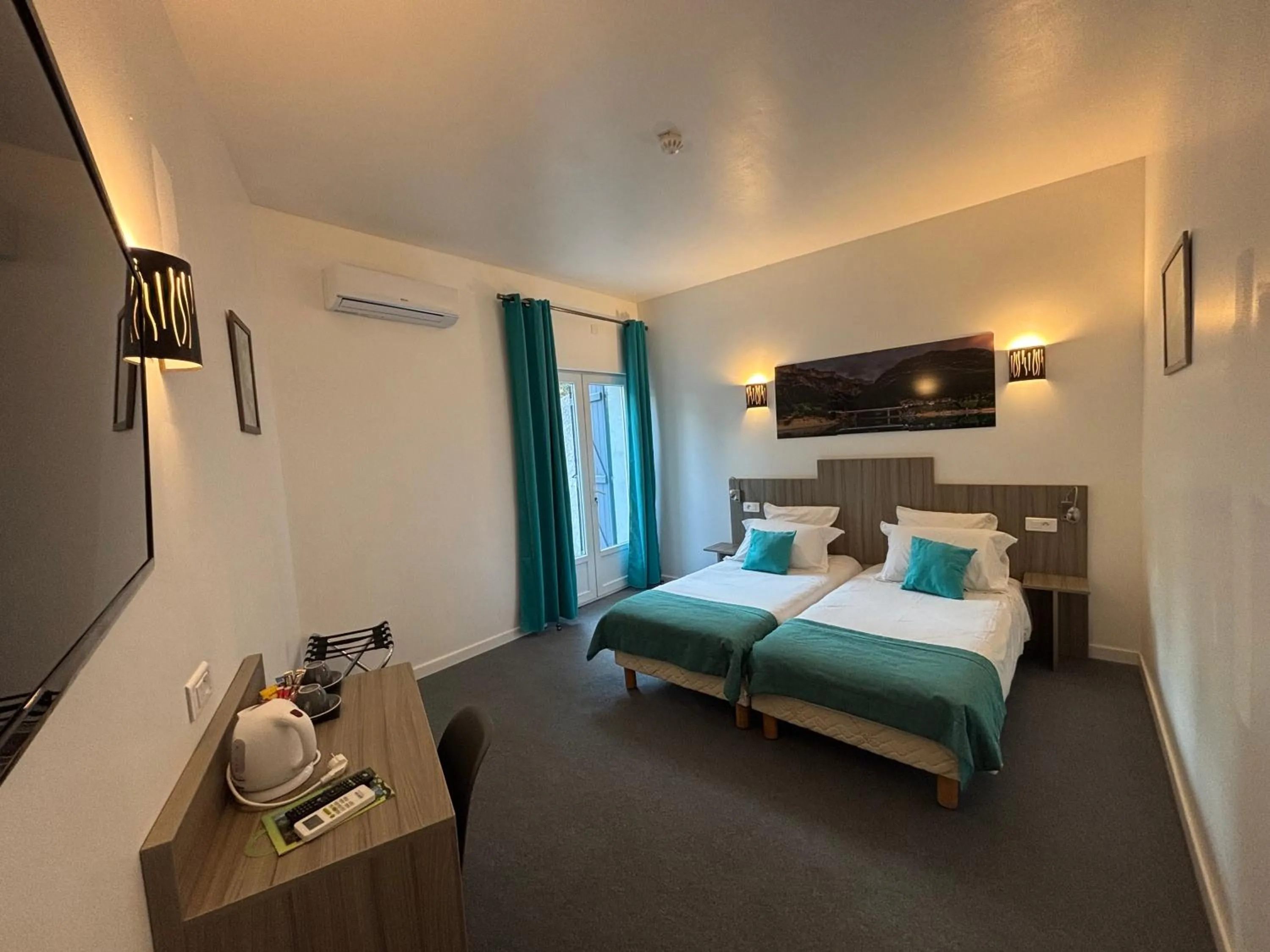 Bedroom, Bed in Hôtel Spa L'Ermitage