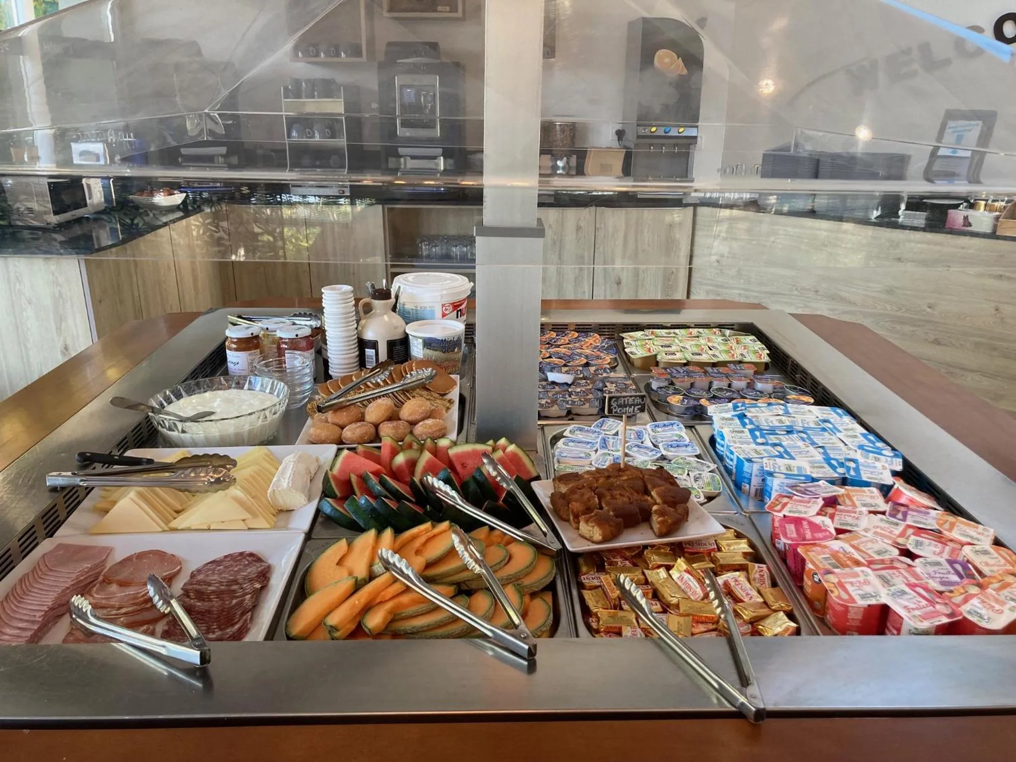 Buffet breakfast in Hôtel Spa L'Ermitage