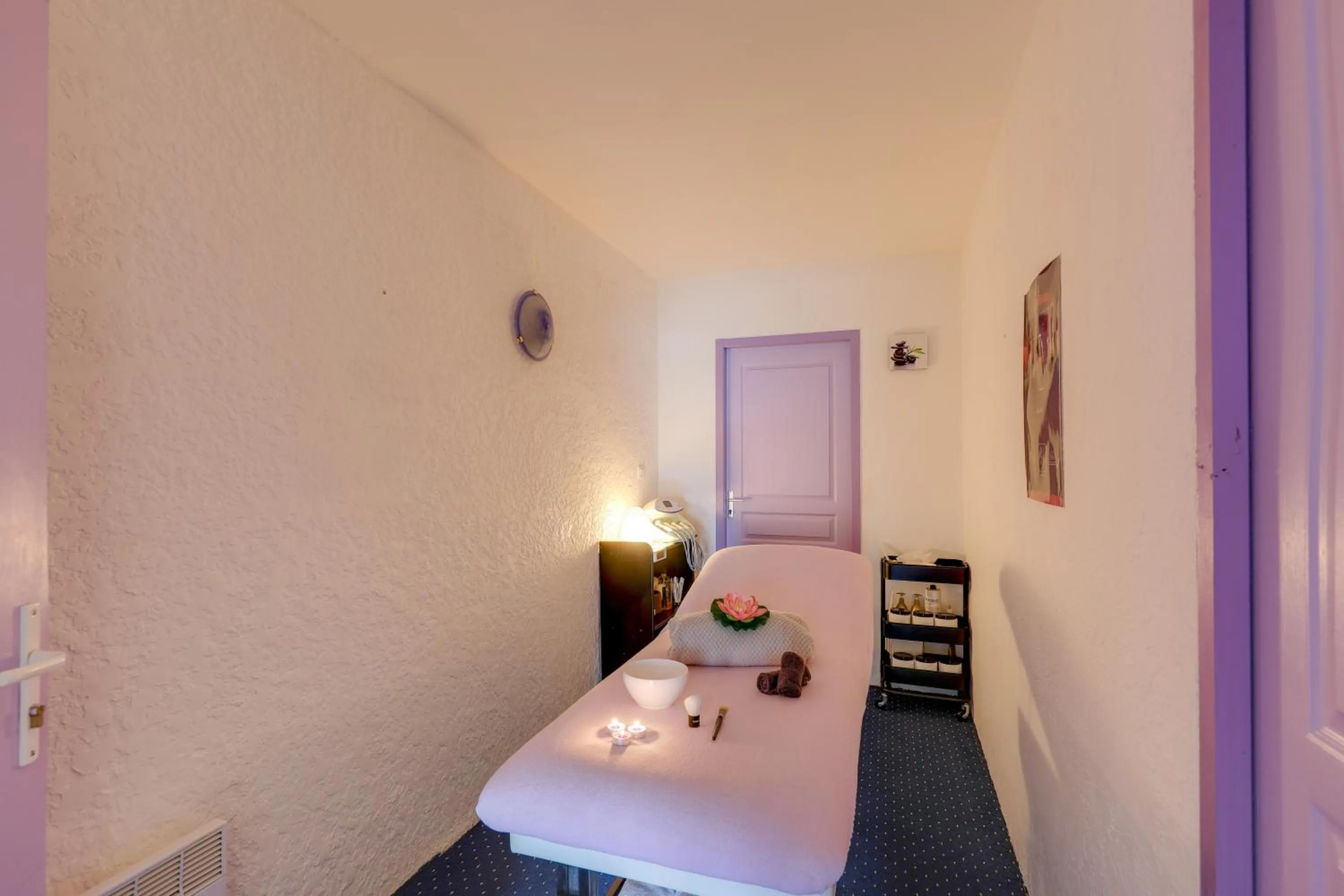 Massage, Bed in Hôtel Spa L'Ermitage