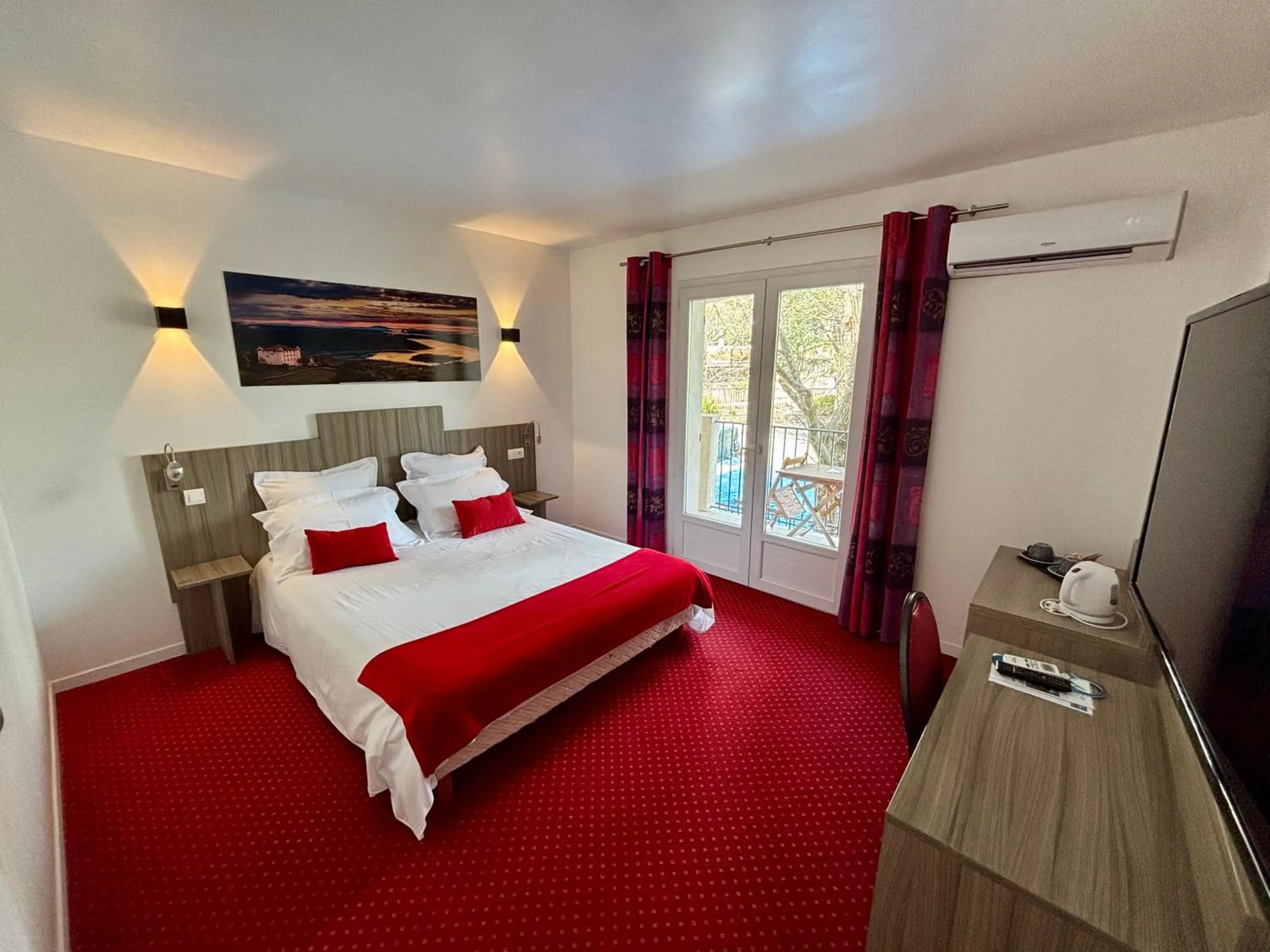 Bedroom, Bed in Hôtel Spa L'Ermitage