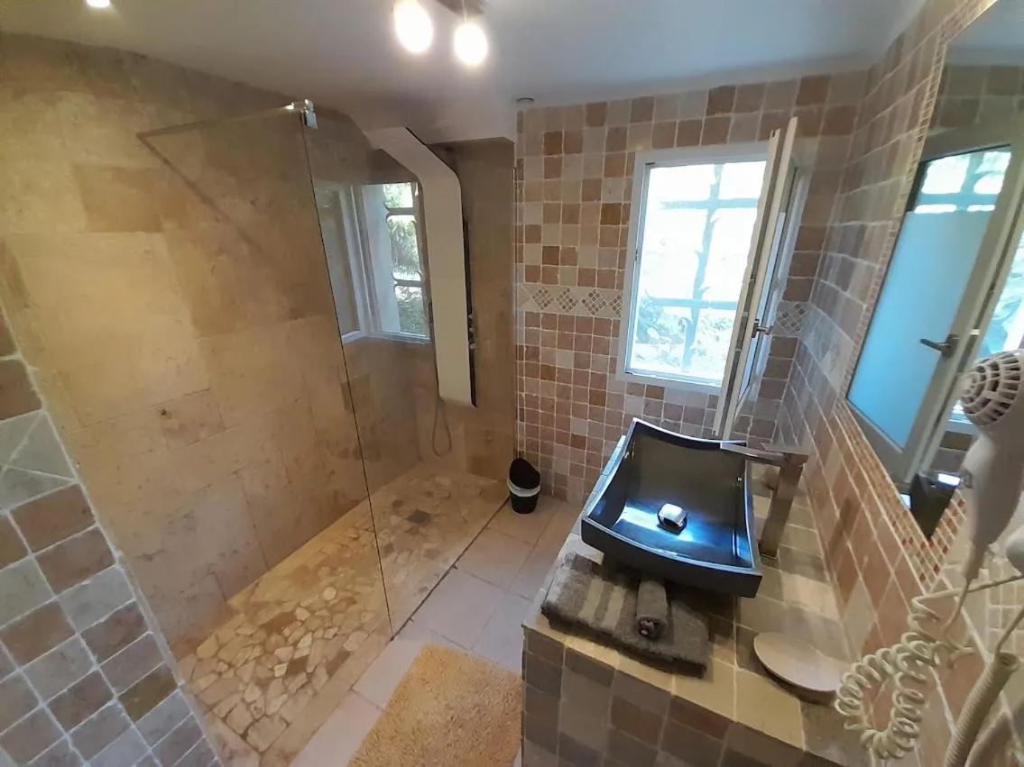 Shower in Domaine de la Borie YourHostHelper