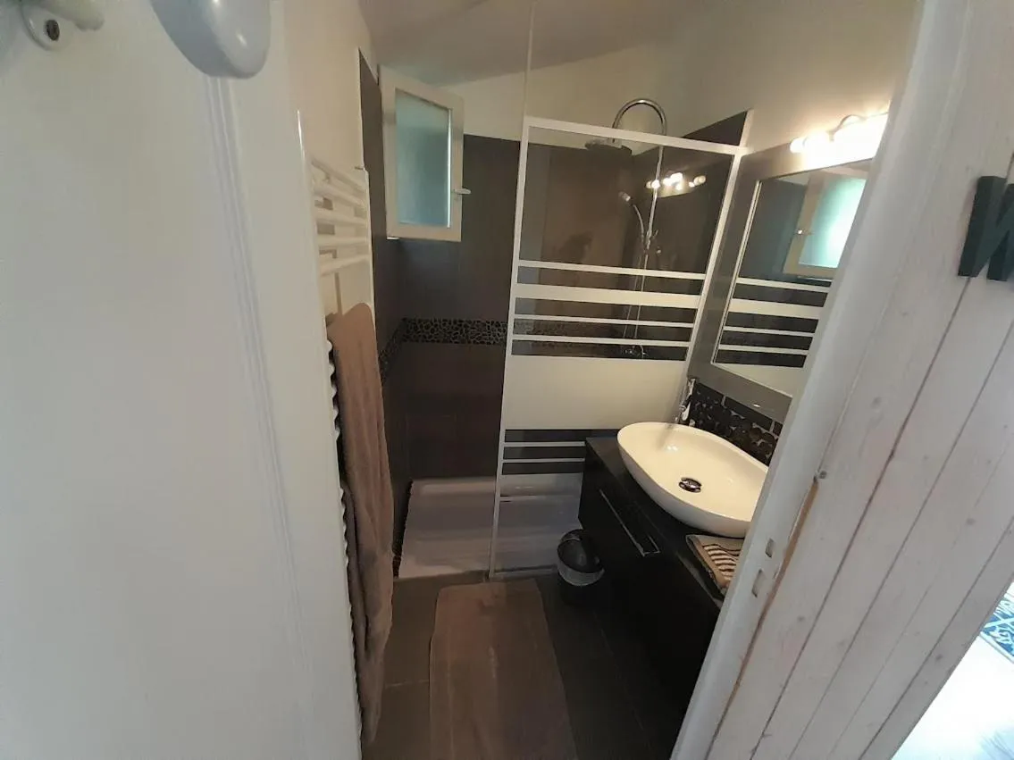 Shower in Domaine de la Borie YourHostHelper